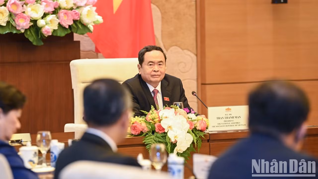 国会主席陈青敏发表讲话。
