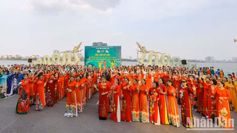 1000多人穿着荷花图案传统奥黛，确立了“生产荷花图案传统奥黛人数最多”的越南纪录证书。