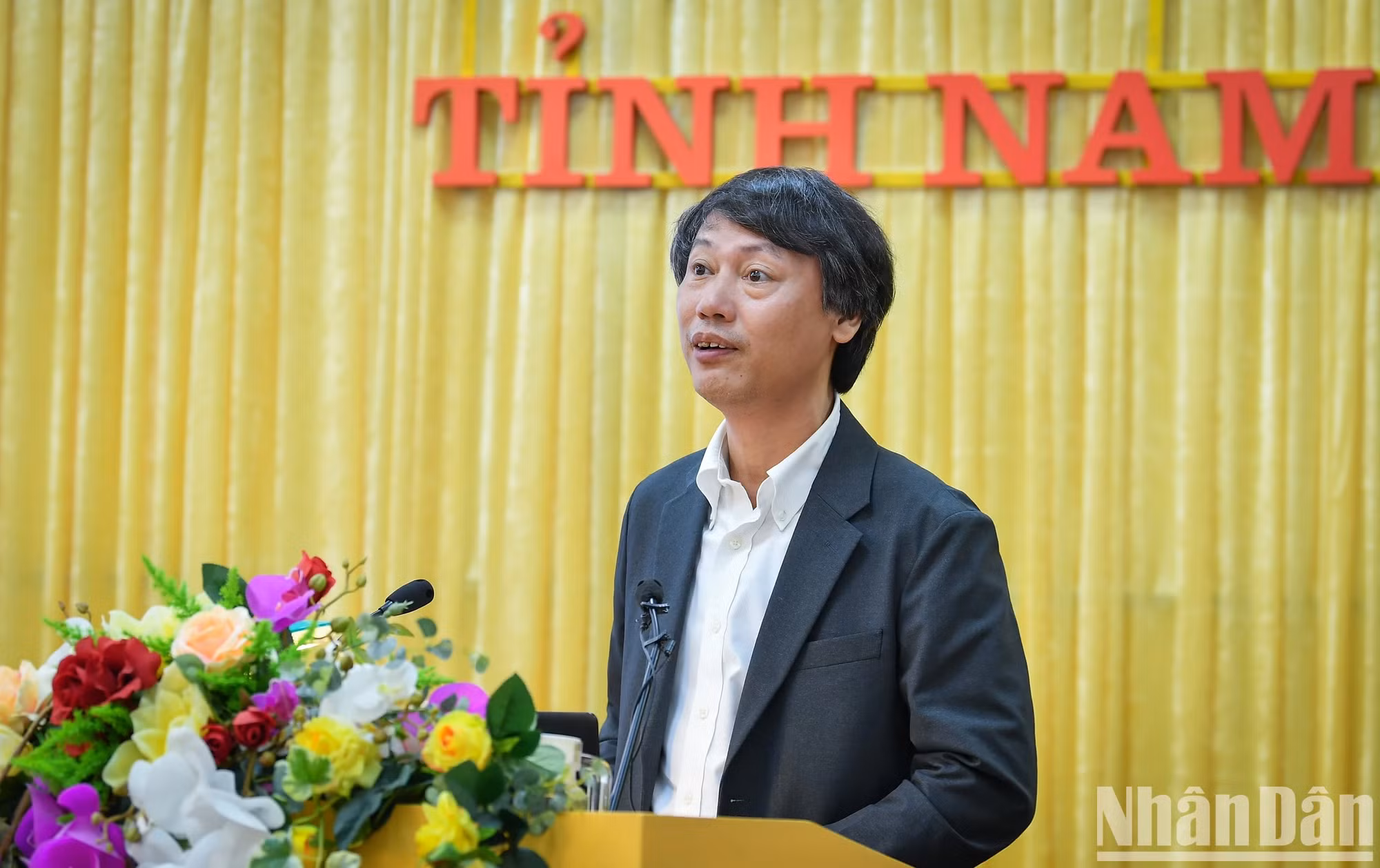 胡志明国家政治学院政治学院系副主任黄文欢博士、副教授分享了绿色经济发展的必要性和条件。