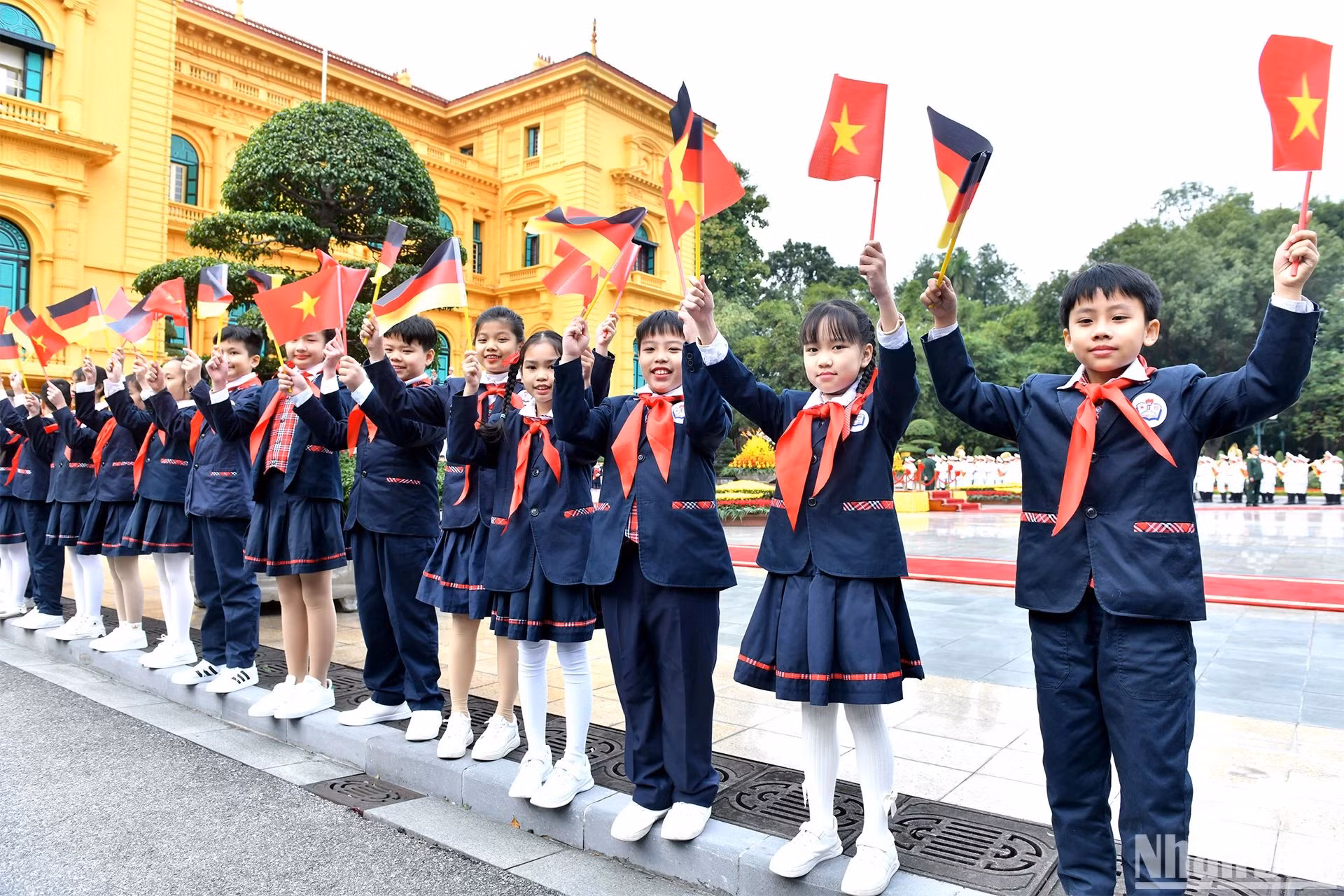 越南首都河内少儿欢迎德国总统弗兰克-瓦尔特·施泰因迈尔。