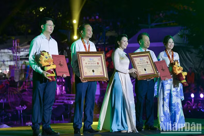越南纪录组织已颁发骑自行车参加西湖荷花绿色行程人数最多（7000人）和生产荷花图案传统奥黛人数最多（1000人）两项越南纪录证书。