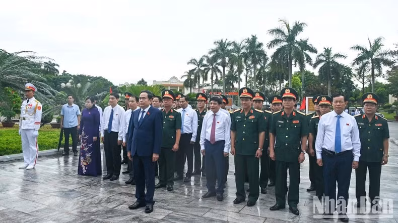 国会主席陈青敏一行向胡志明主席敬香。
