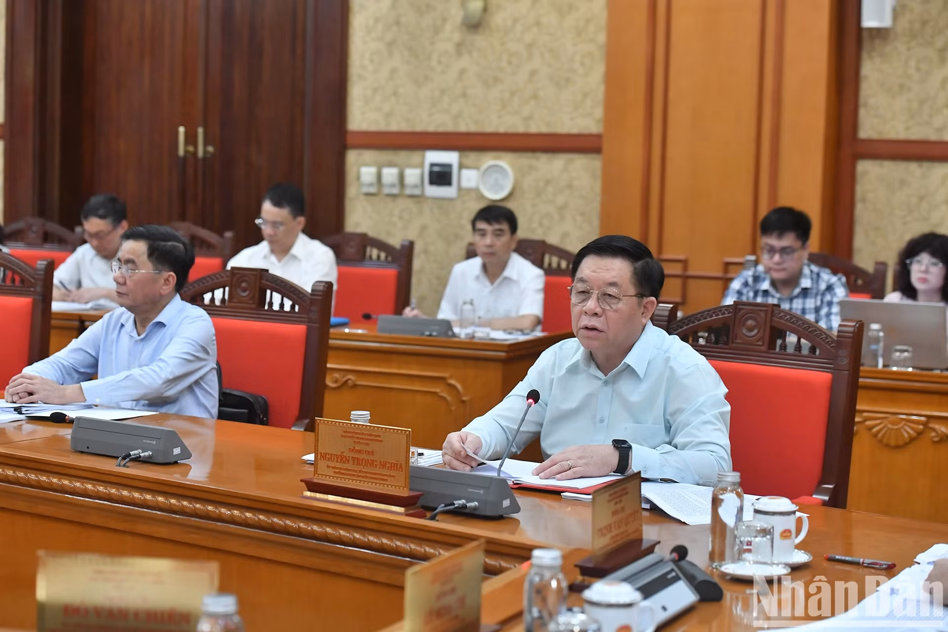 越共中央宣教部部长阮重义在会上发表讲话。