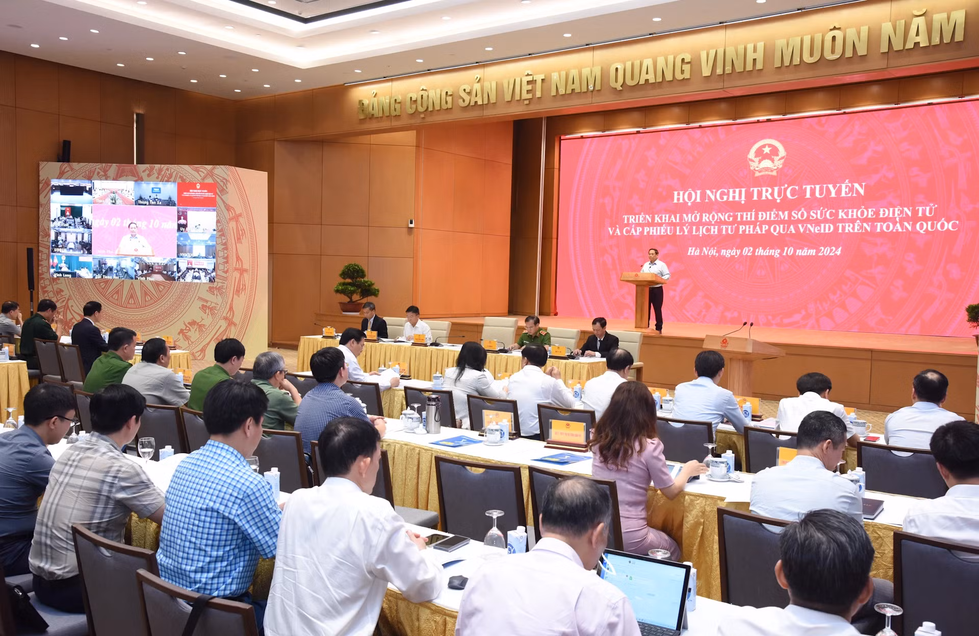 范明正总理评价说，这次会议标志着国家数字化转型进程中的重要一步，为人民提供基本服务。