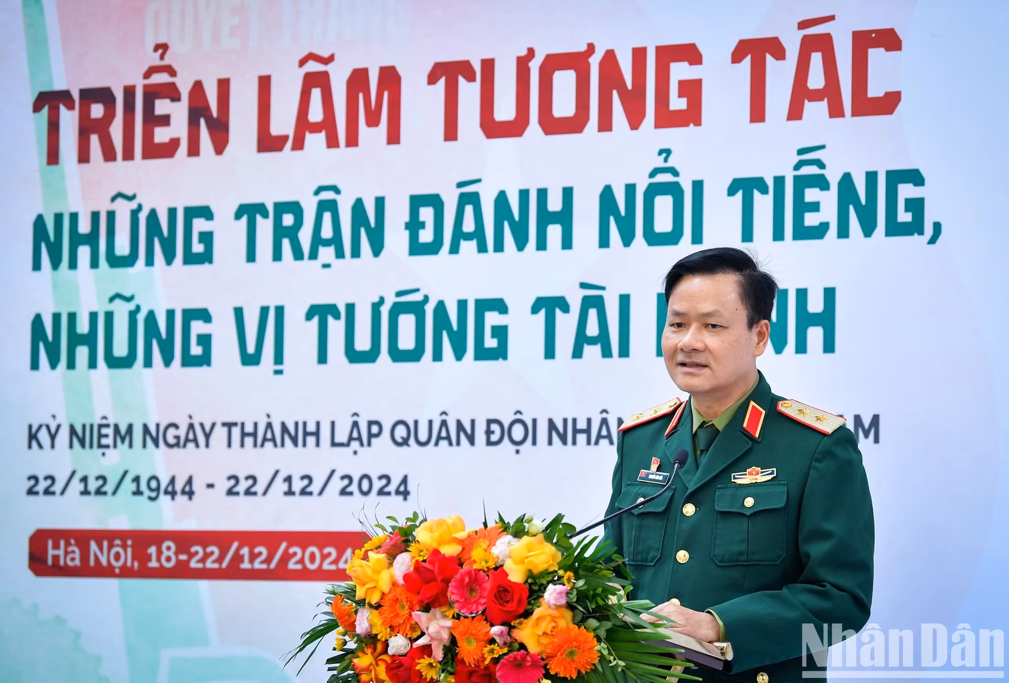 越南人民军总政治局宣训局局长阮文德中将在仪式上发表讲话。