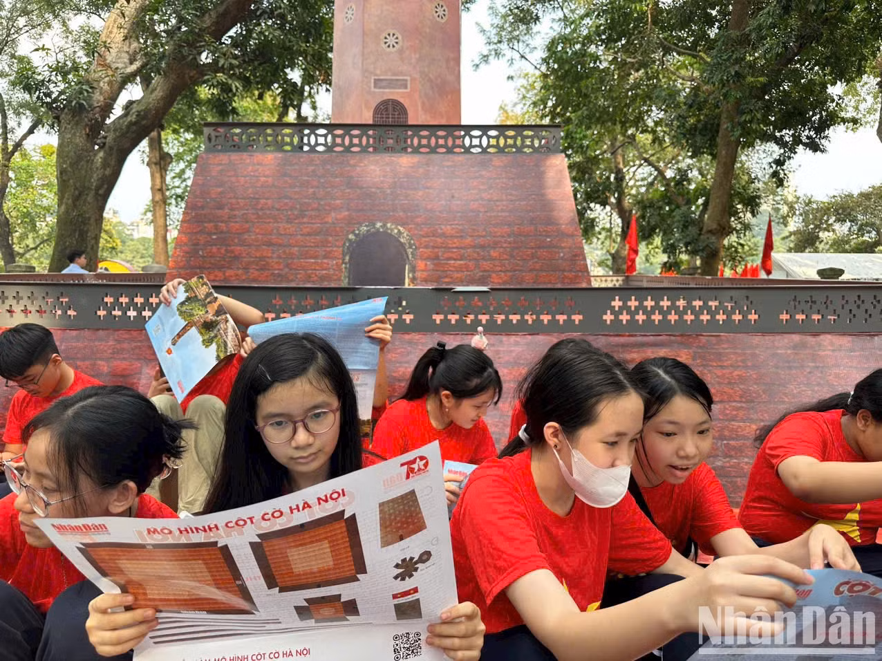 许多人认为，由《人民报》社举办的河内旗台互动展览为公众，特别是年轻公众，提供了一种有吸引力的新方式来了解历史。