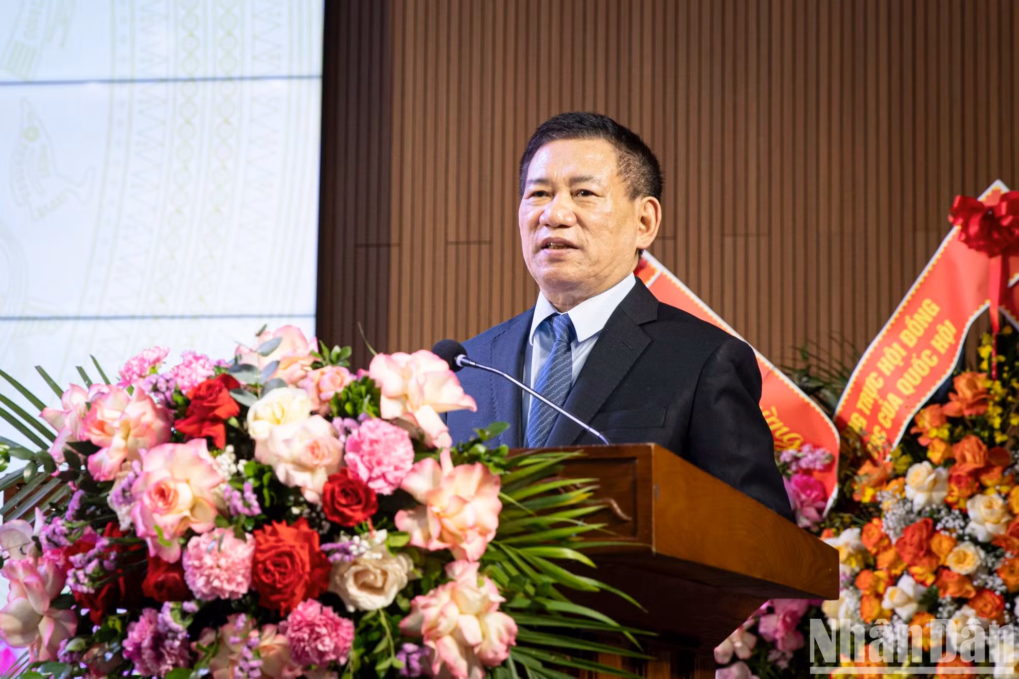 越南政府副总理、财政部长胡德福表彰该校历代师生所取得的成就。