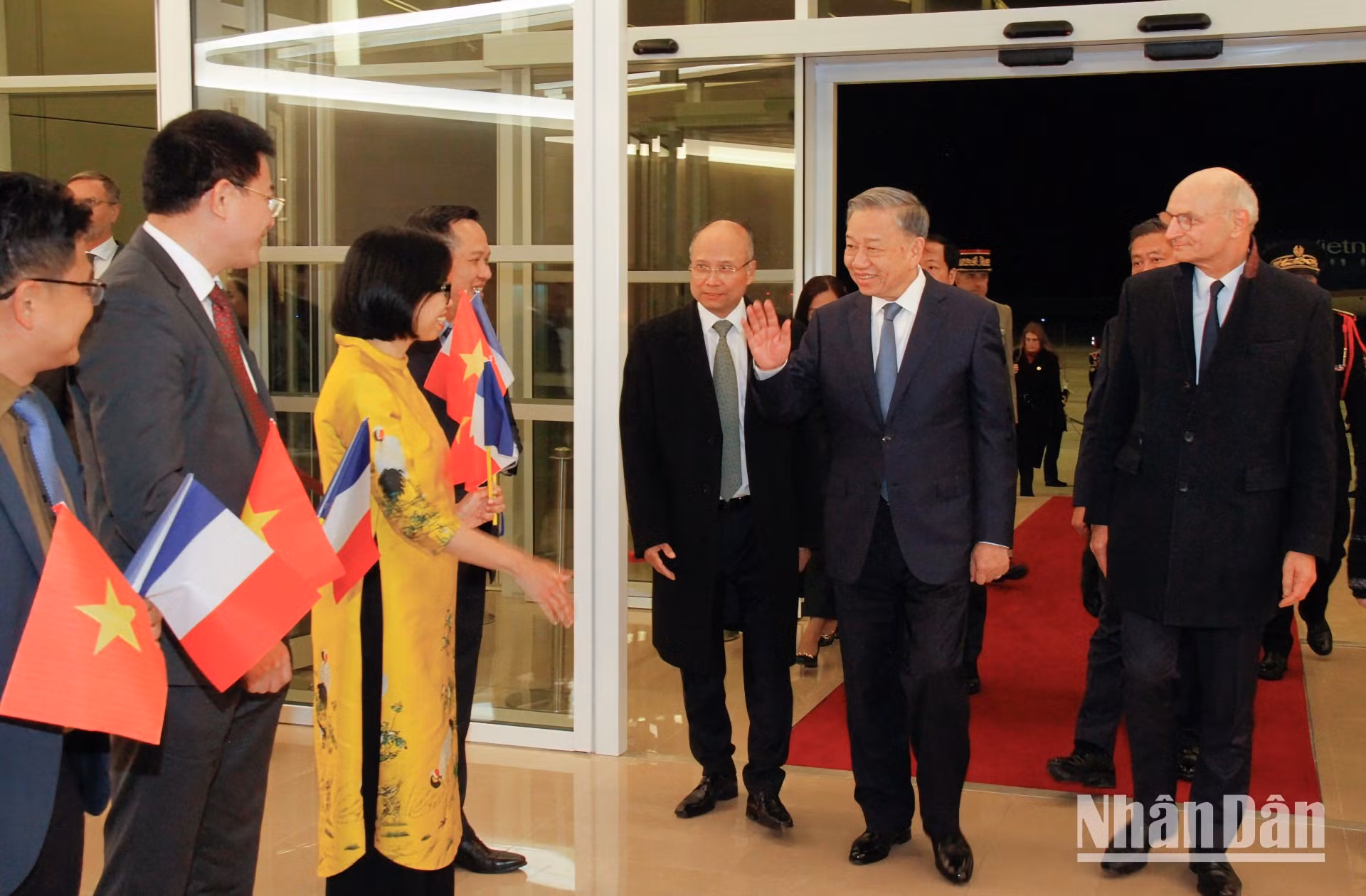 越南驻法大使馆和代表机构的干部人员在奥利机场迎接苏林总书记、国家主席。（凯旋 摄）