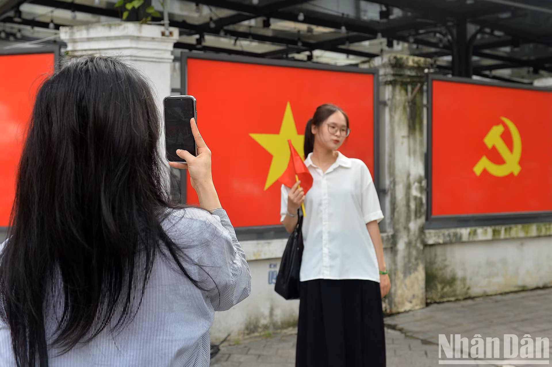 从此,国旗和党旗的图像将在所有社交网络平台上广泛传播。 从此,国旗和党旗的图像将在所有社交网络平台上广泛传播。
