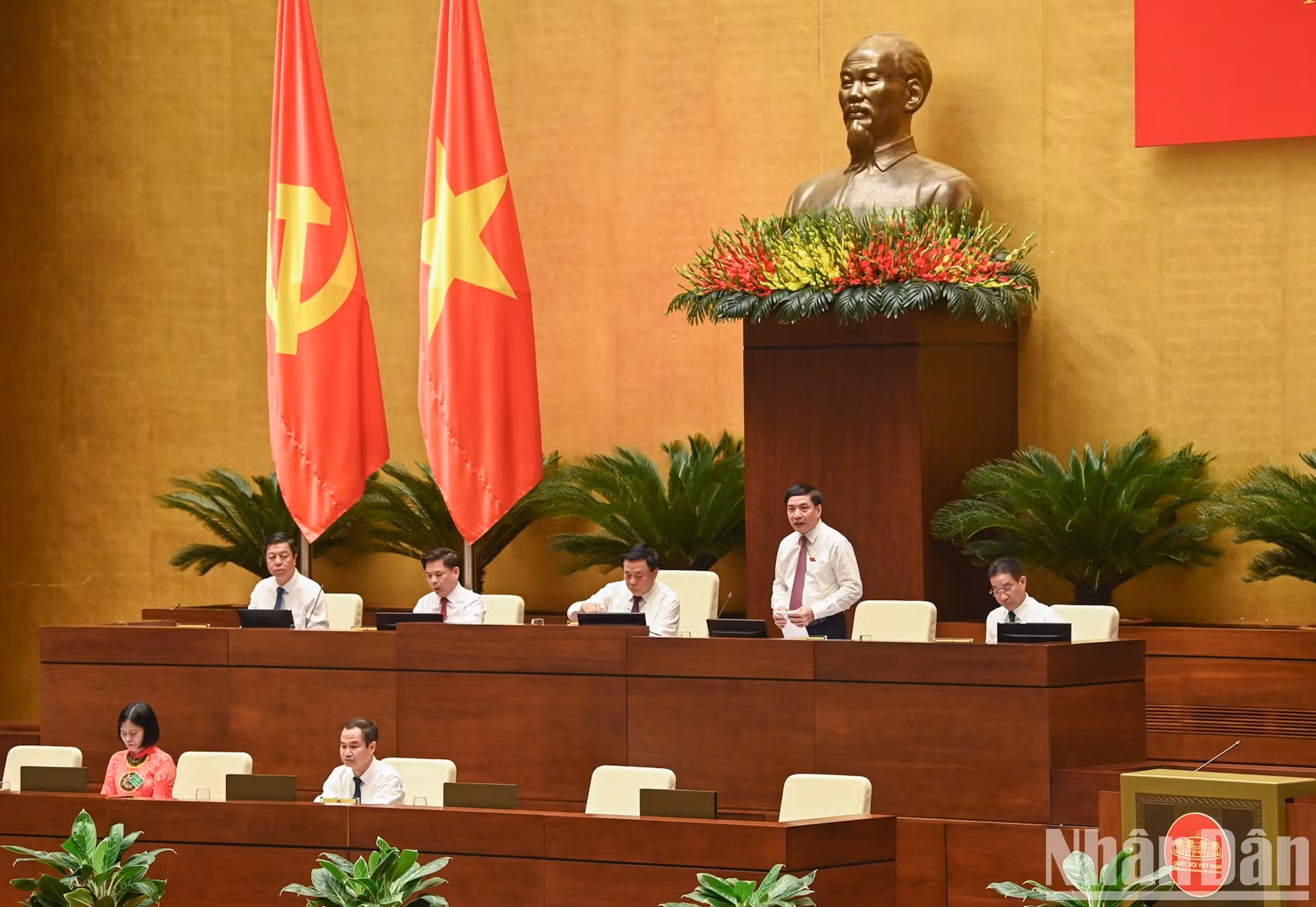 越南国会秘书长、国会办公厅主任裴文强主持会议讨论内容。 越南国会秘书长、国会办公厅主任裴文强主持会议讨论内容。