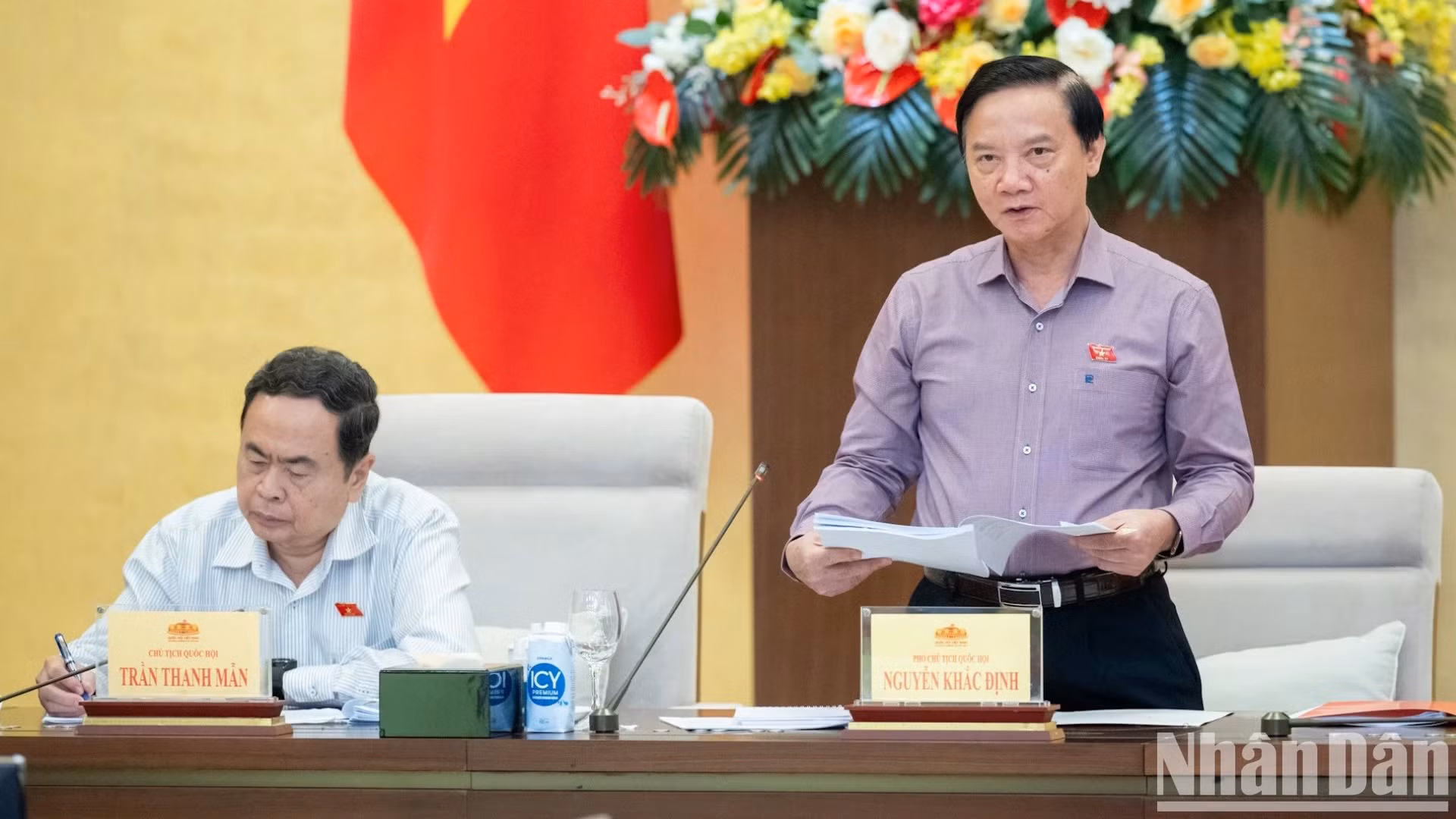 国会副主席阮克定在会上发表讲话。
