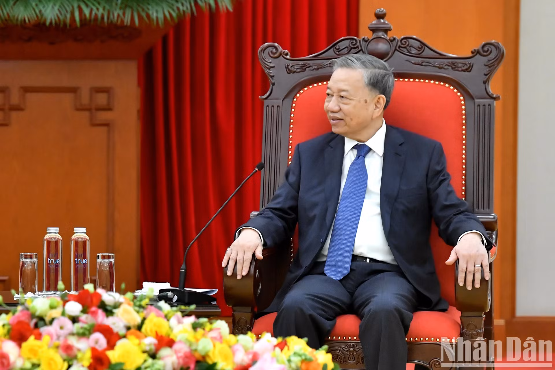 苏林总书记在会上发表讲话。