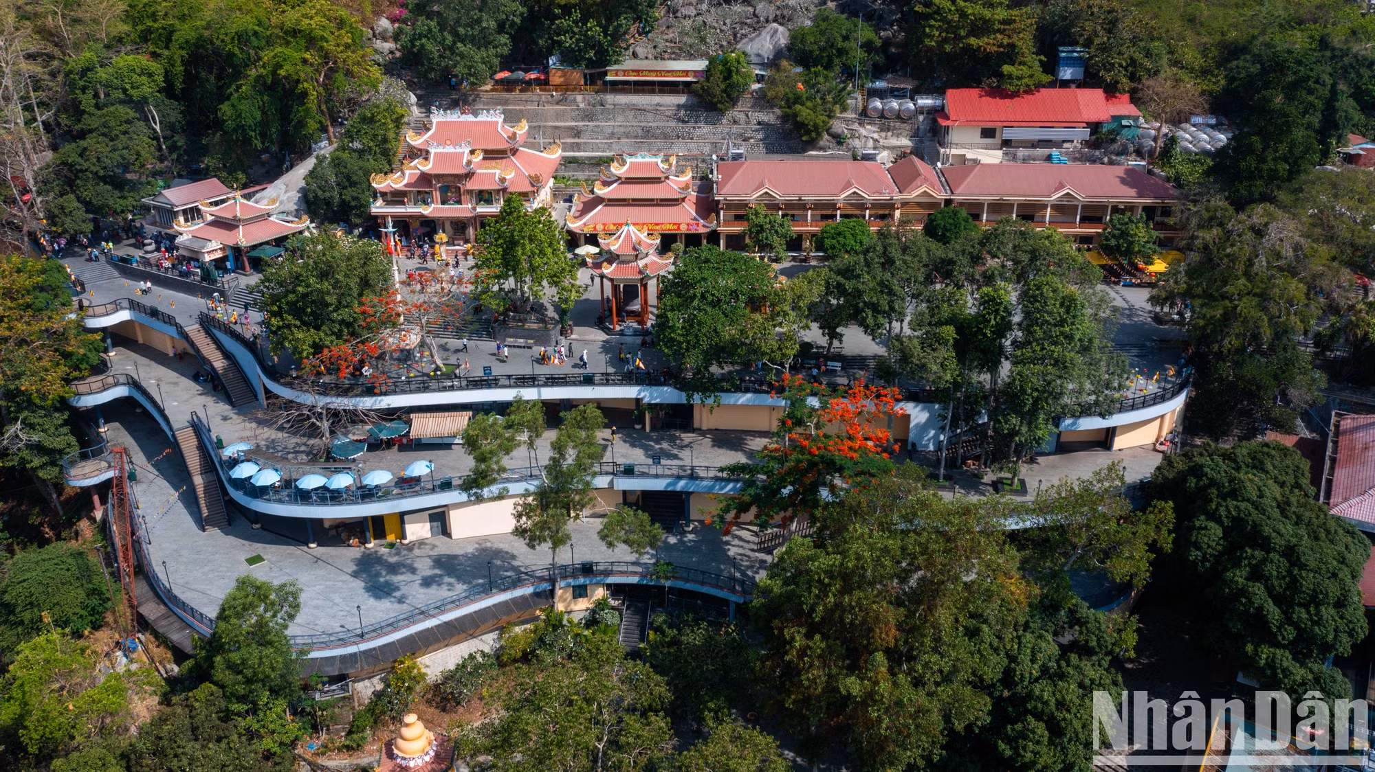 黑婆山寺庙建筑群的全景。