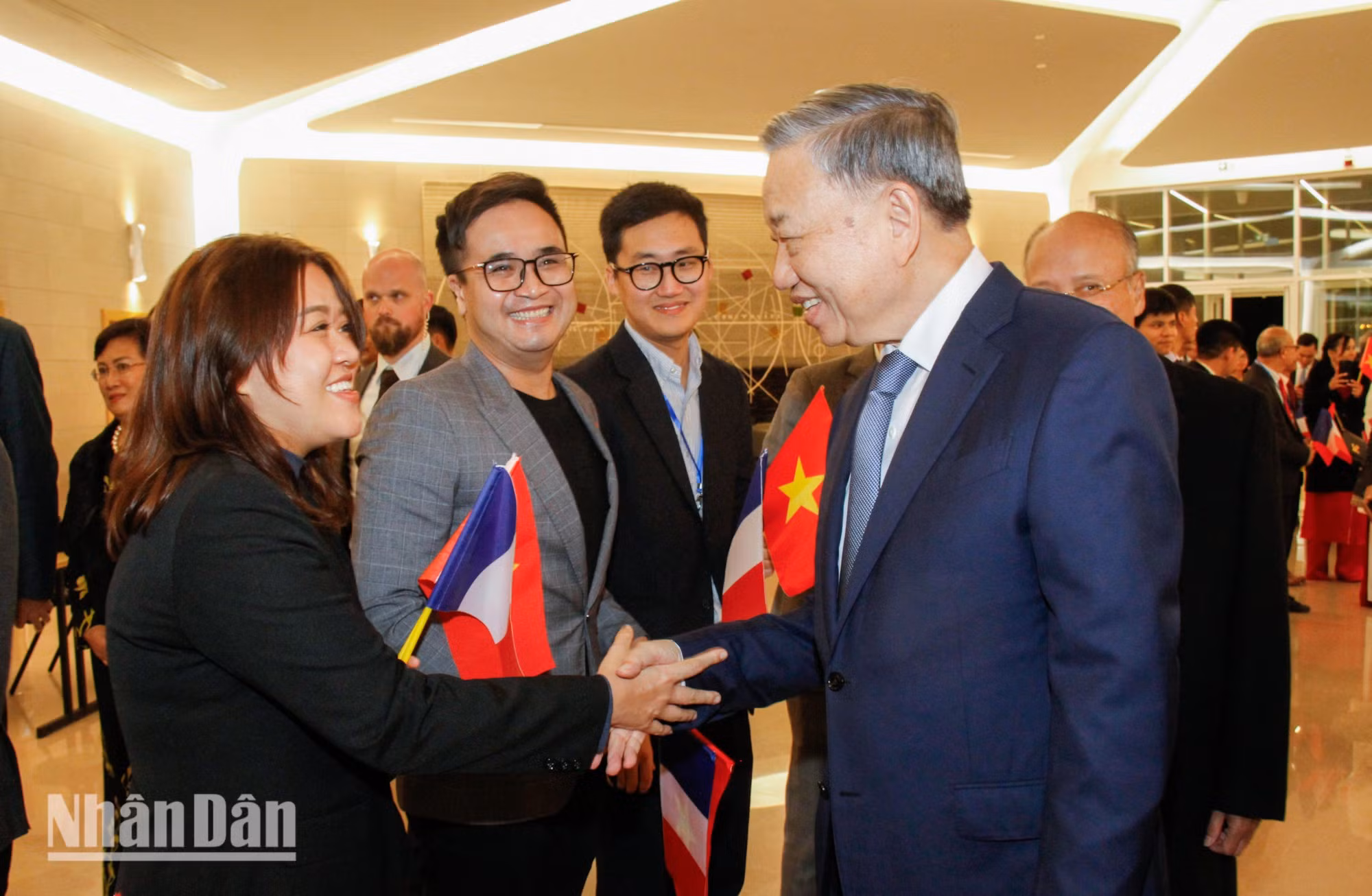 旅居法国越南人社群代表在奥利机场迎接苏林总书记、国家主席。（明维 摄）