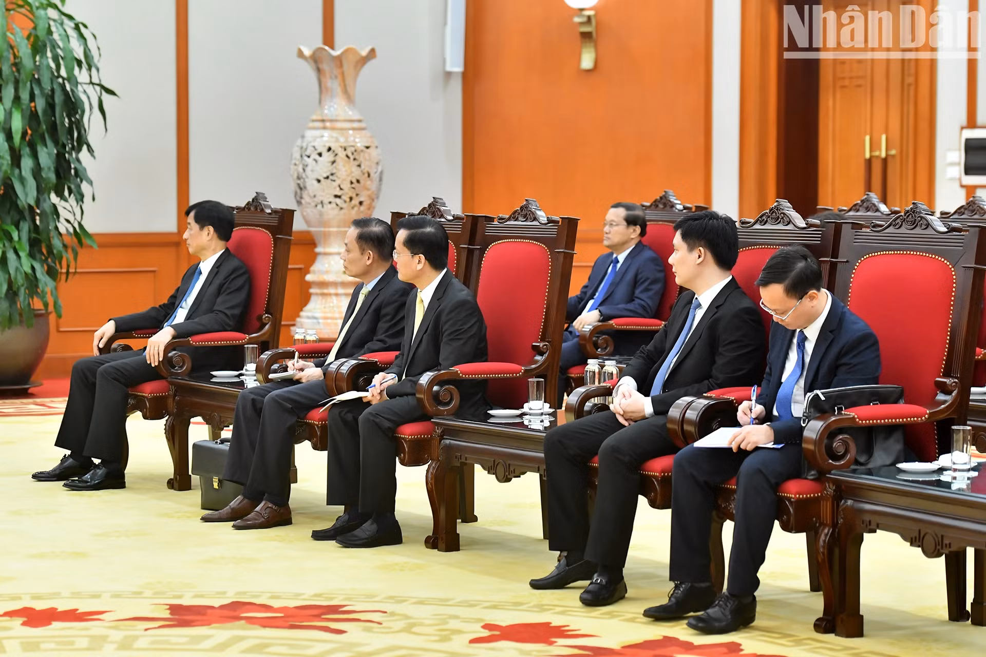 越南代表出席会见。