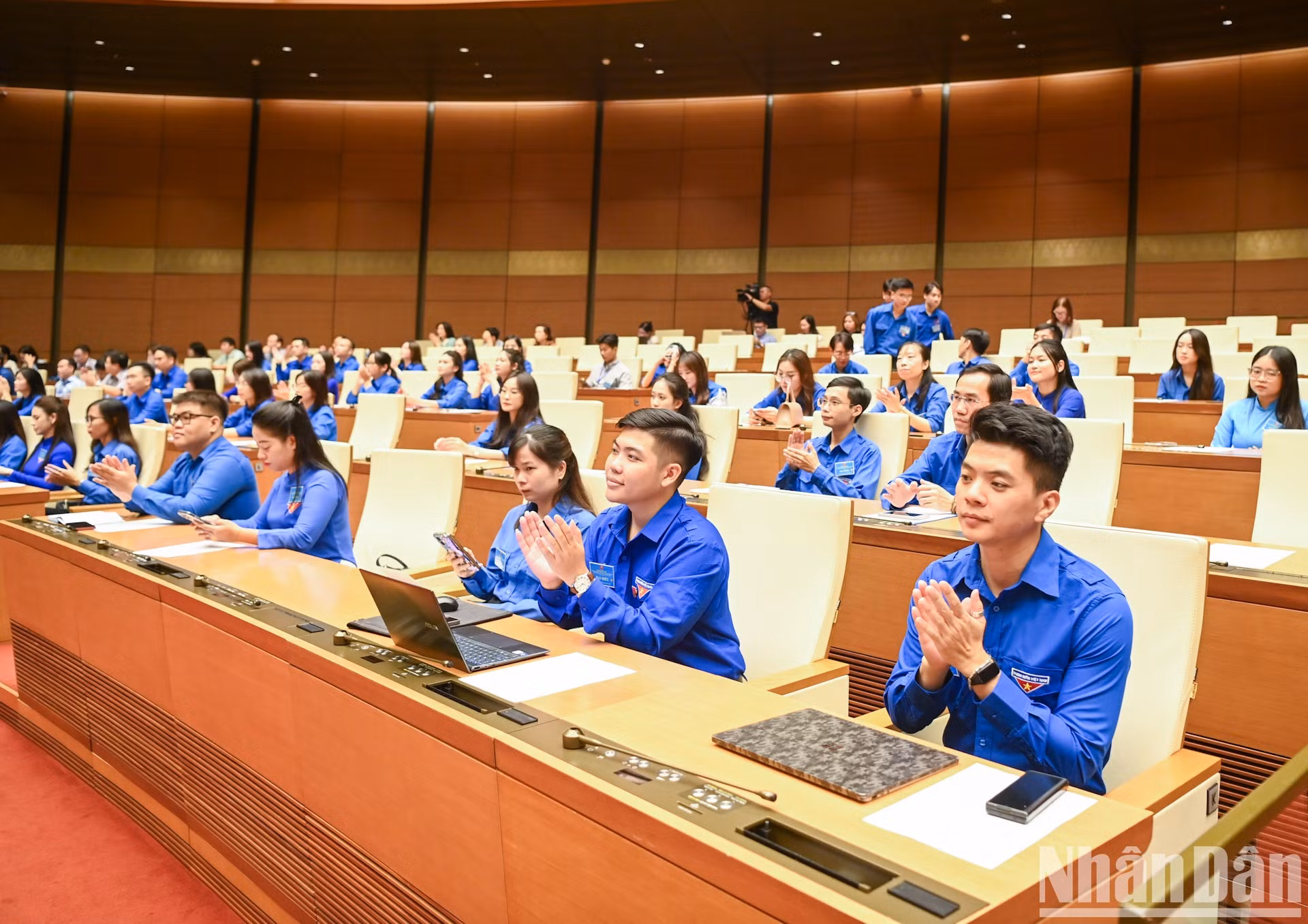 众多中央机关的青年团员与会。 众多中央机关的青年团员与会。