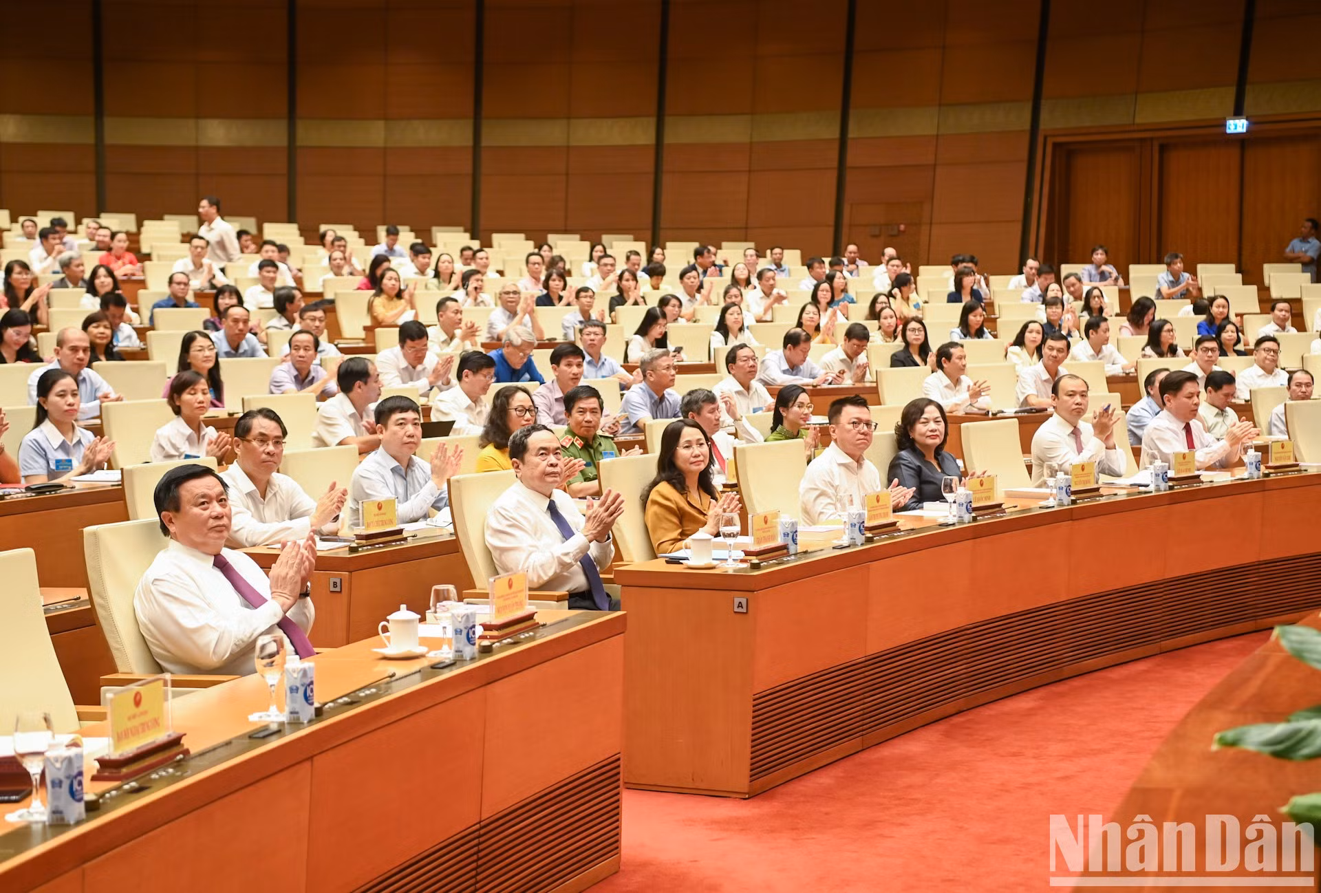 越南国会主席陈青敏等各位党和国家领导代表出席会议。 越南国会主席陈青敏等各位党和国家领导代表出席会议。