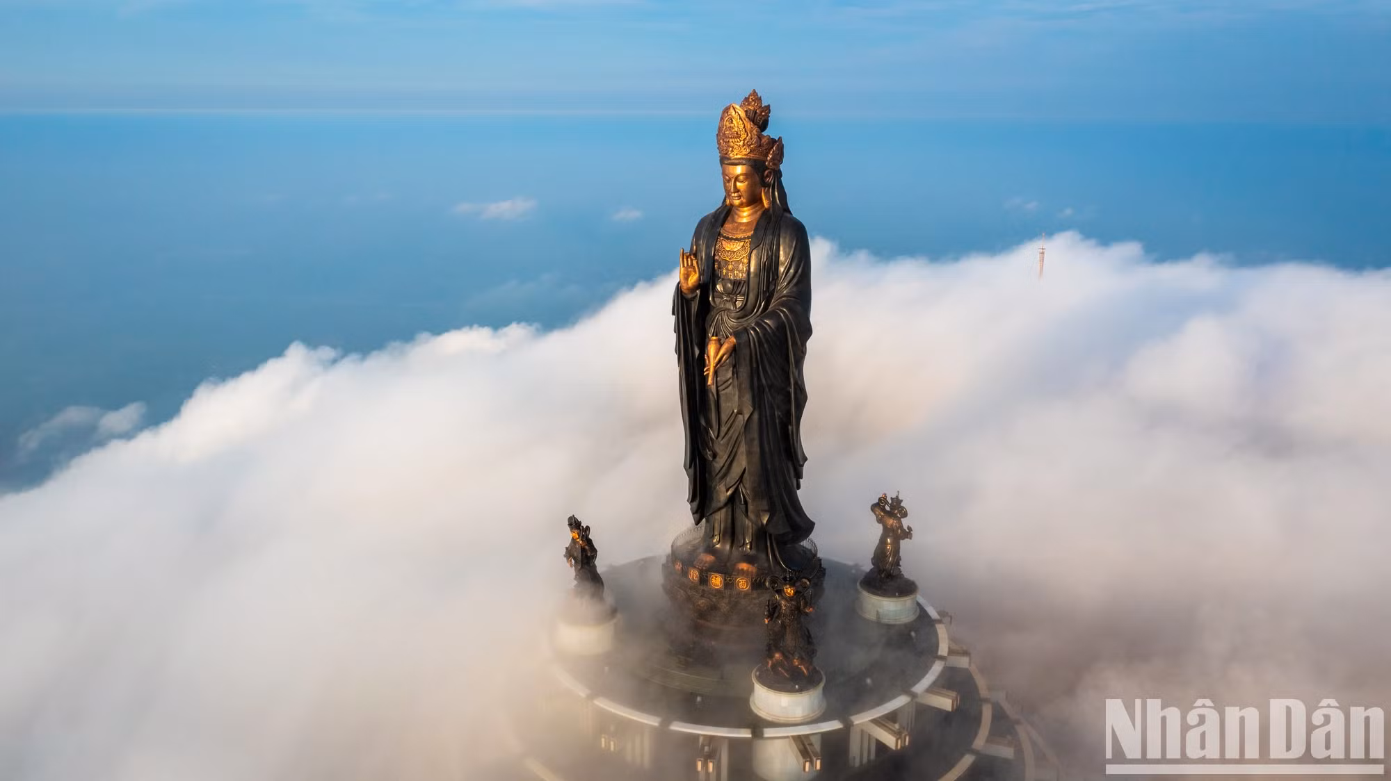 黑婆山海拔986米，素有“南部屋脊”之称，是越南西宁省的标志。