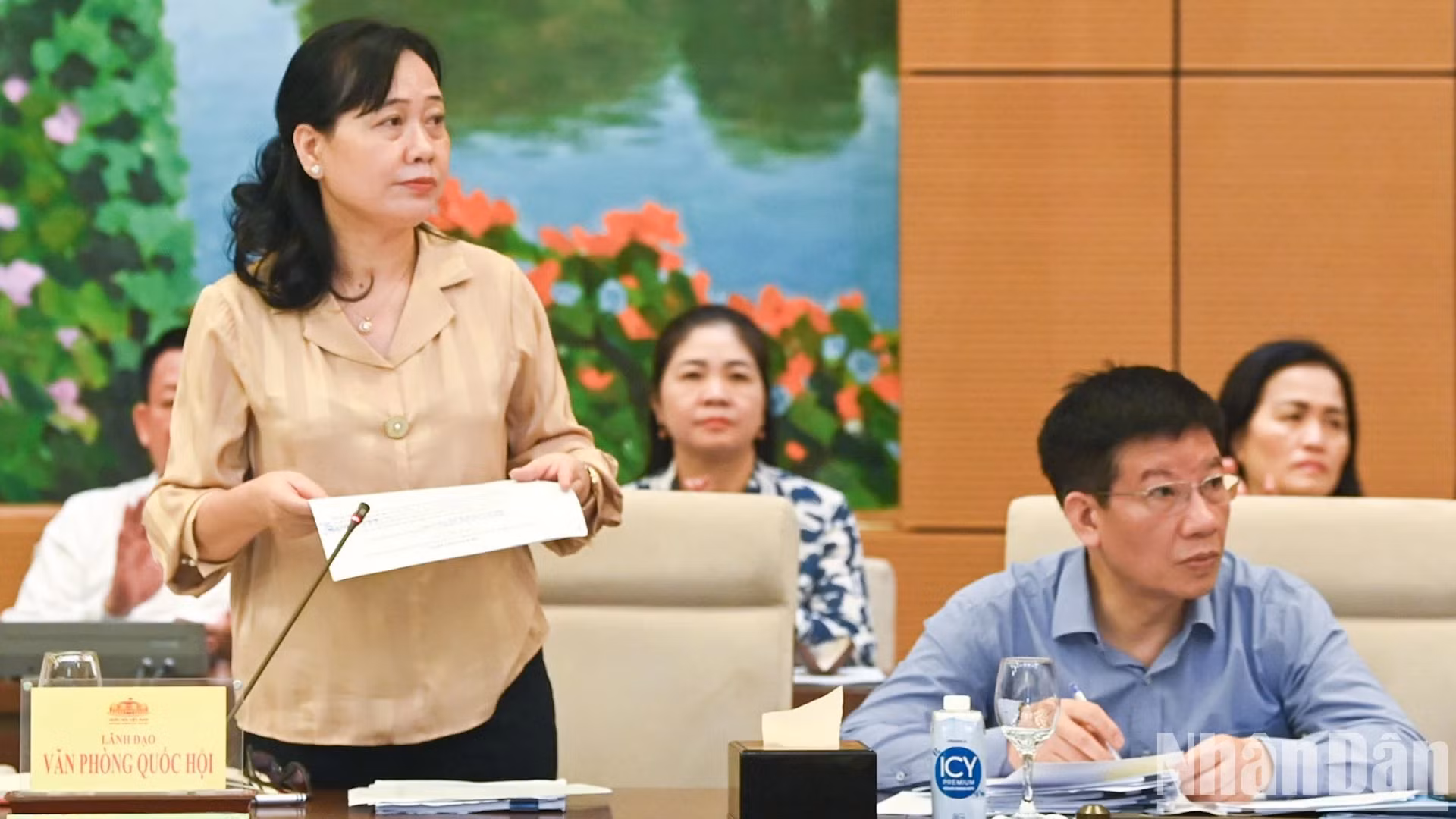 越南国会副秘书长、国会办公厅副主任阮氏翠垠作报告摘要。
