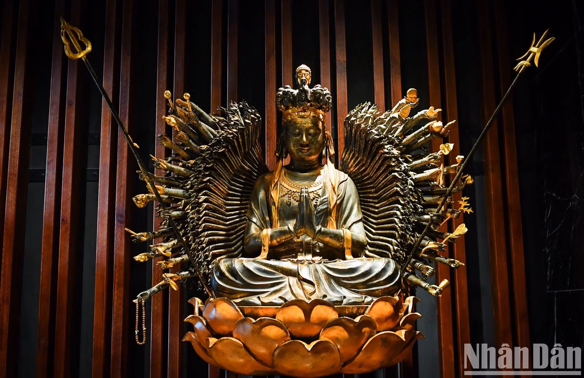该区域共有4层，展示了许多佛教经典作品的模拟版本，其中包括许多越南和世界著名的雕像。