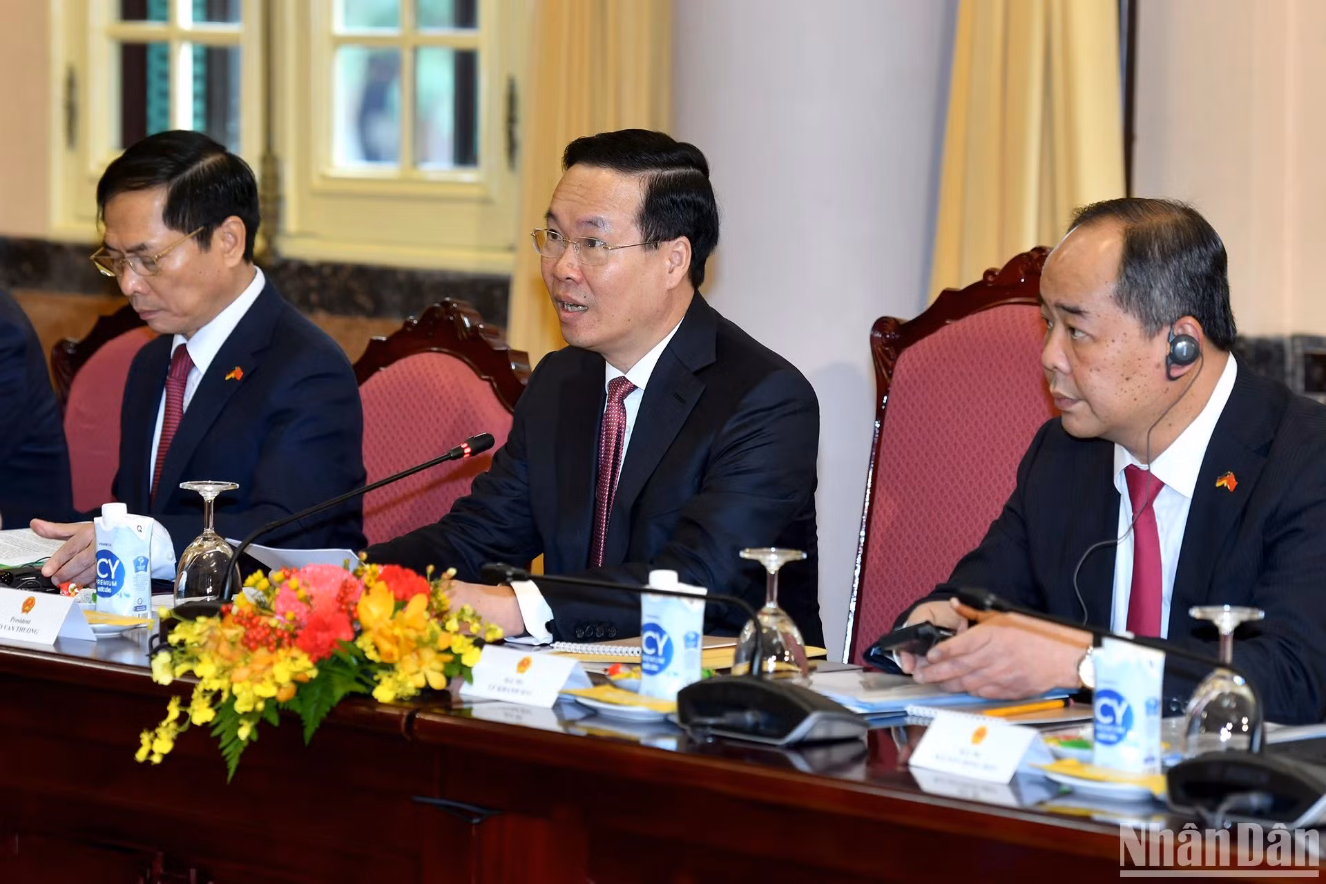 国家主席武文赏在会谈上发表讲话。