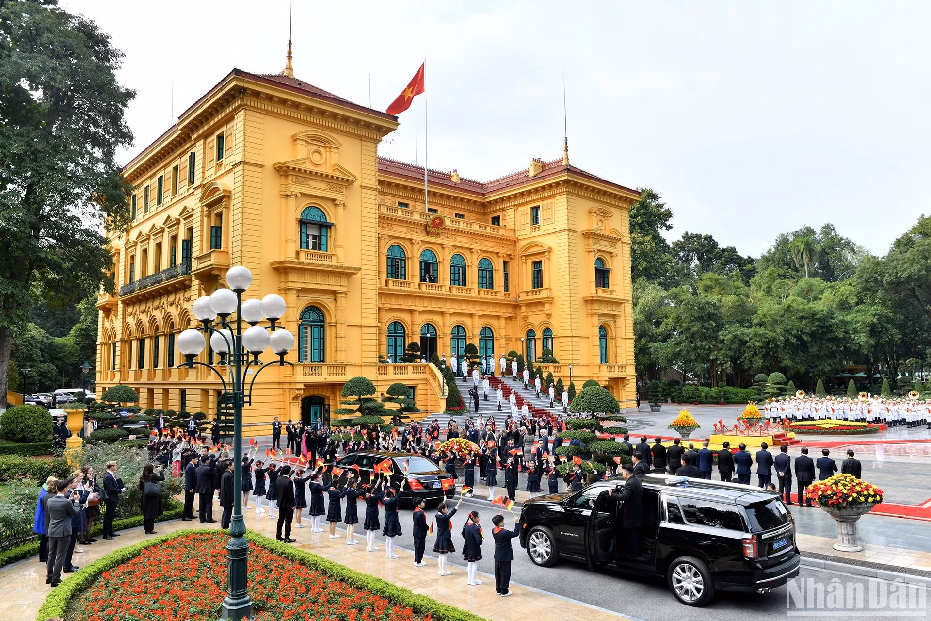 德国总统施泰因迈尔欢迎仪式场景。