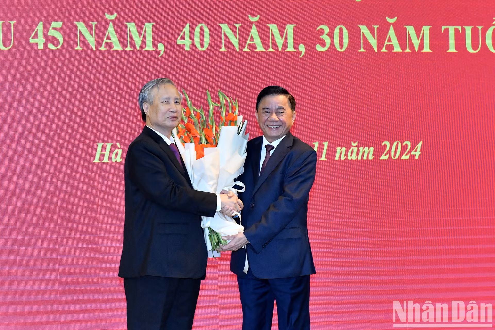 越共中央政治局委员、中央书记处常务书记、中央检查委员会主任陈锦秀同志向陈国旺同志送花祝贺。