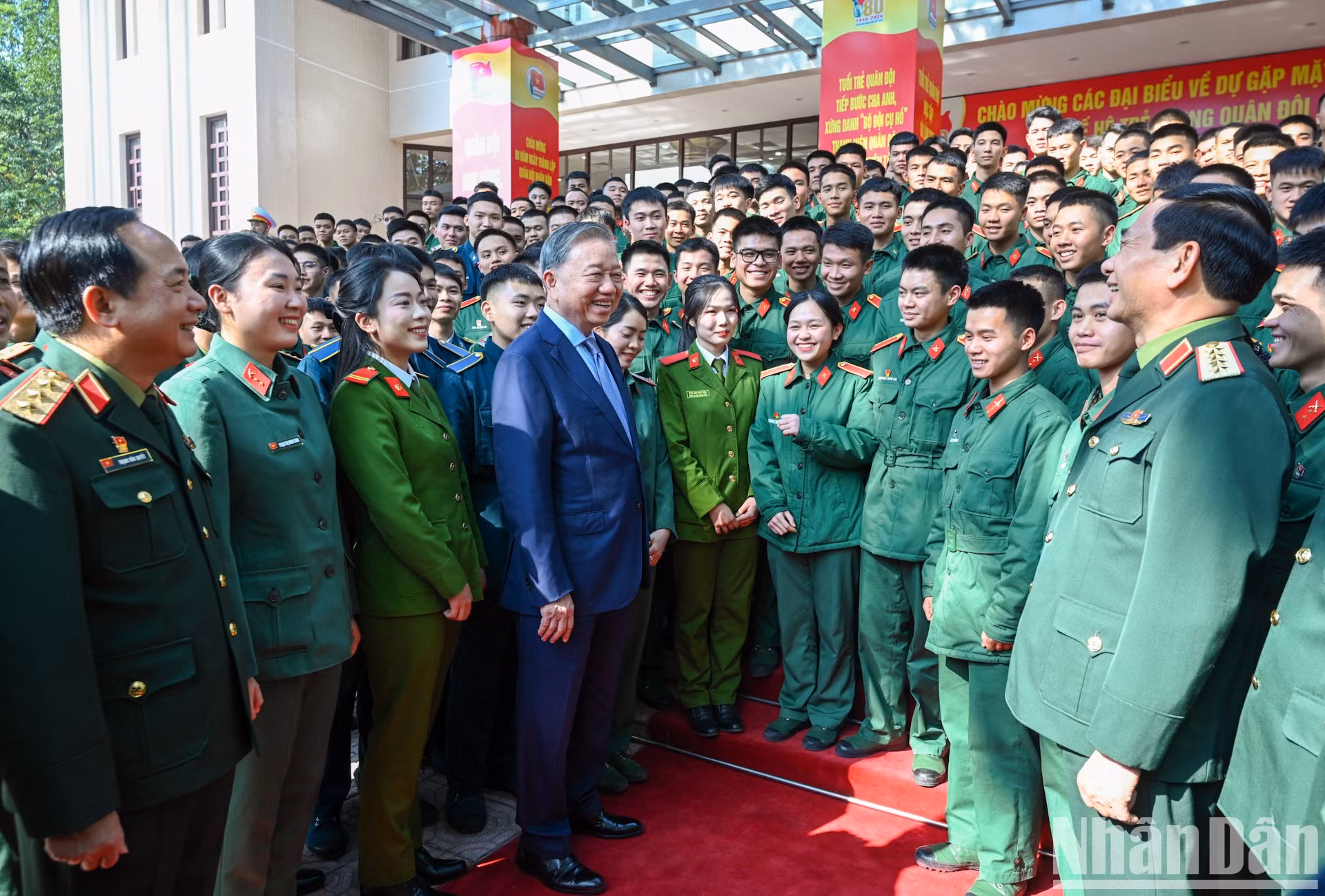 苏林总书记与国防部领导和各位代表。