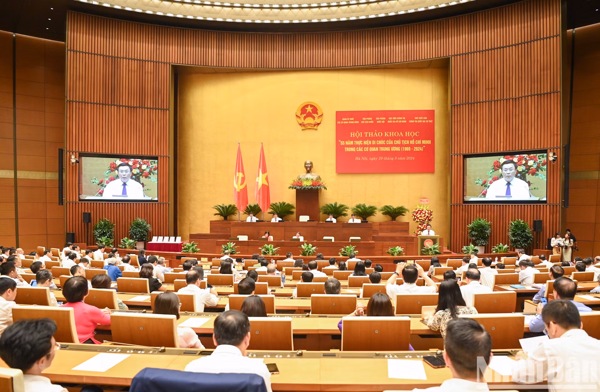 专题会议场景。 专题会议场景。