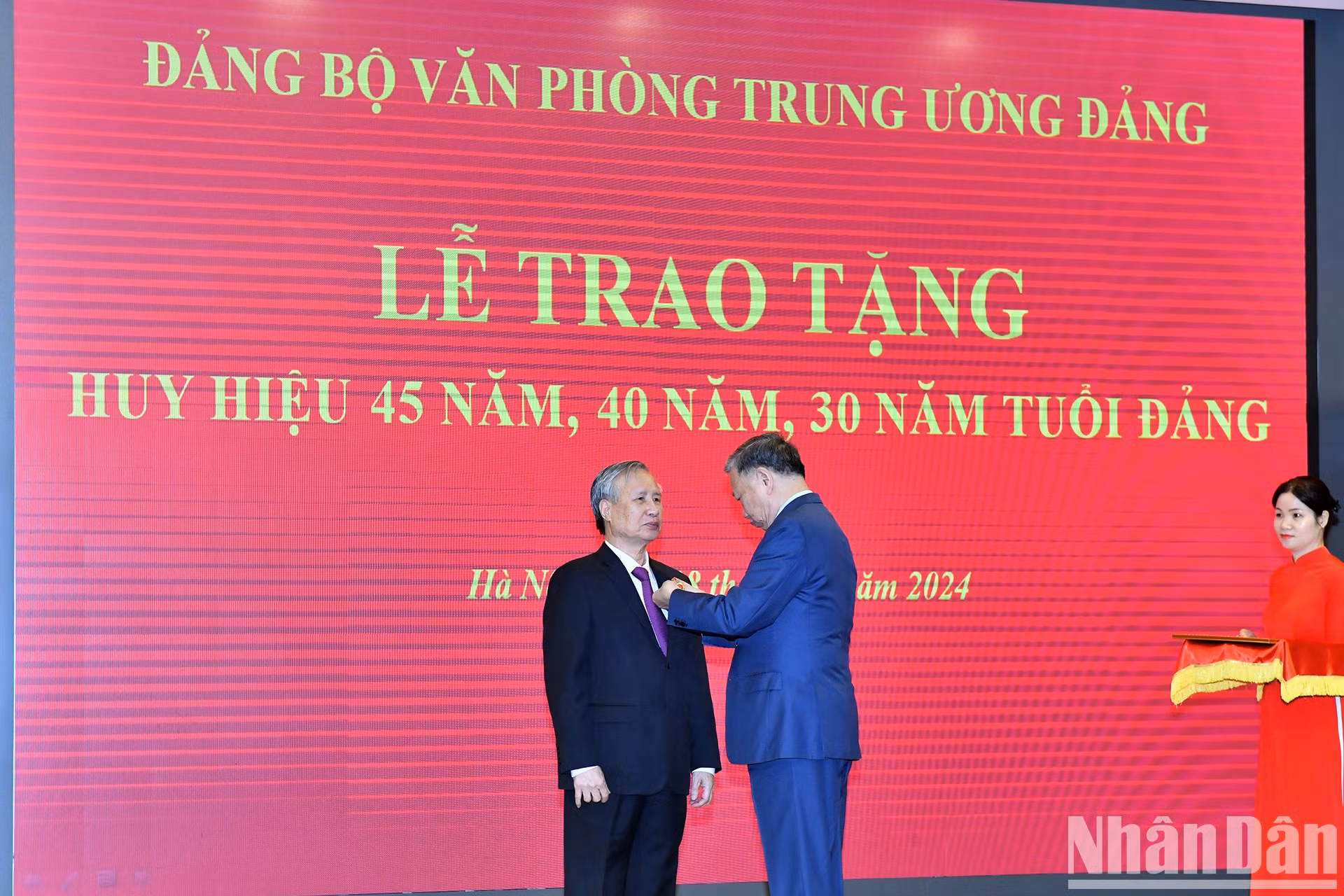 越共中央总书记苏林向陈国旺同志赠送党龄45周年纪念章【组图】