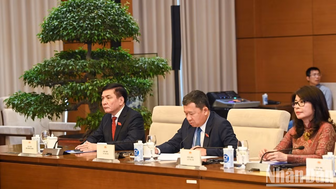 越南国会秘书长、国会办公厅主任裴文强以及越南有关部门代表出席会见。