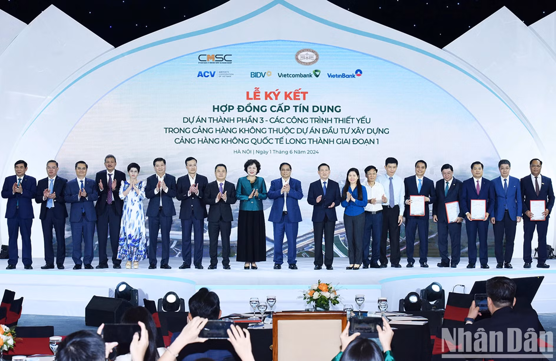 越南政府总理范明正以及各位代表合影。