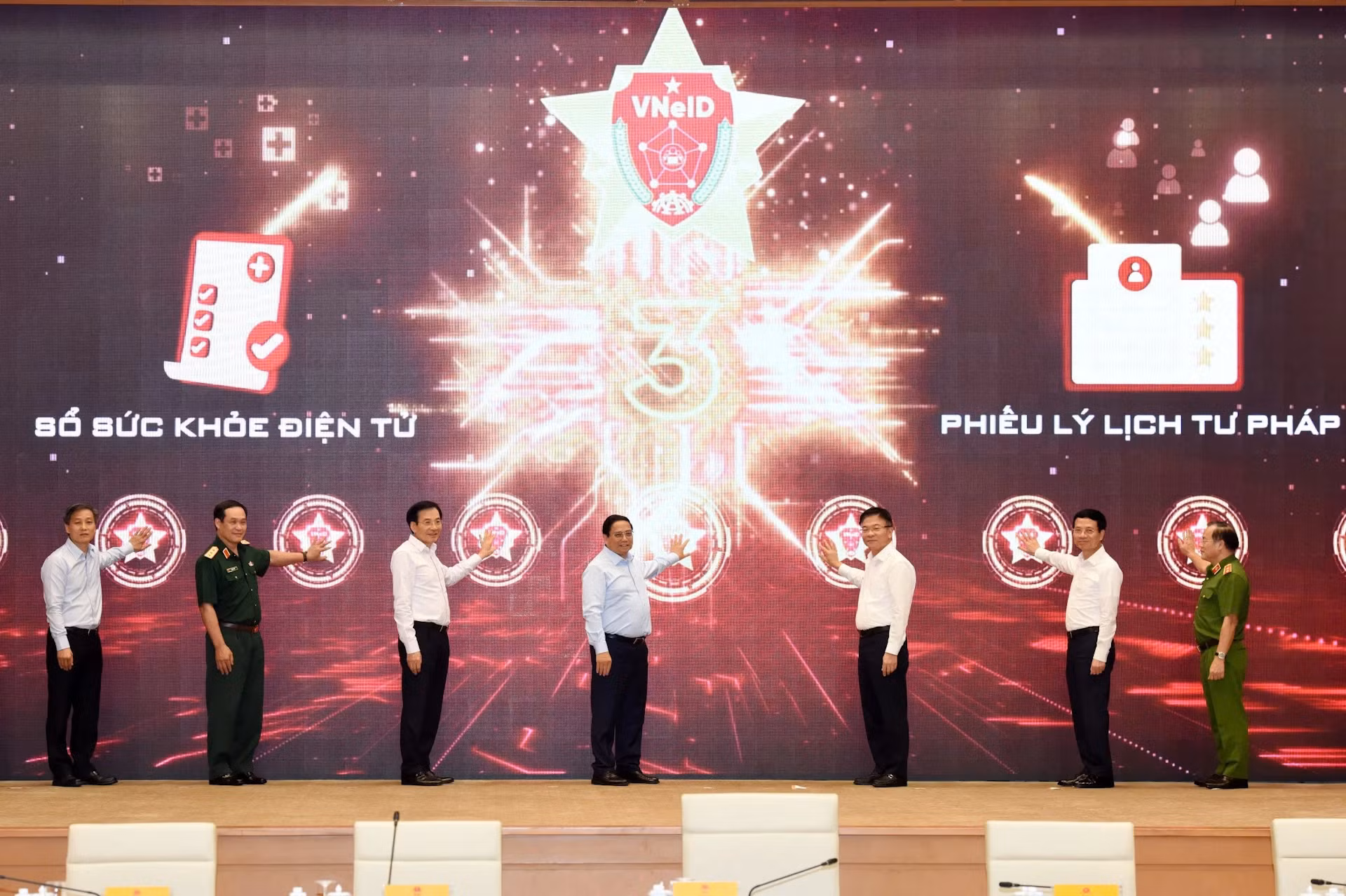 范明正总理和各位代表进行按钮，正式开通在全国范围内实现电子病历和通过VneID应用程序发放无犯罪记录证明。