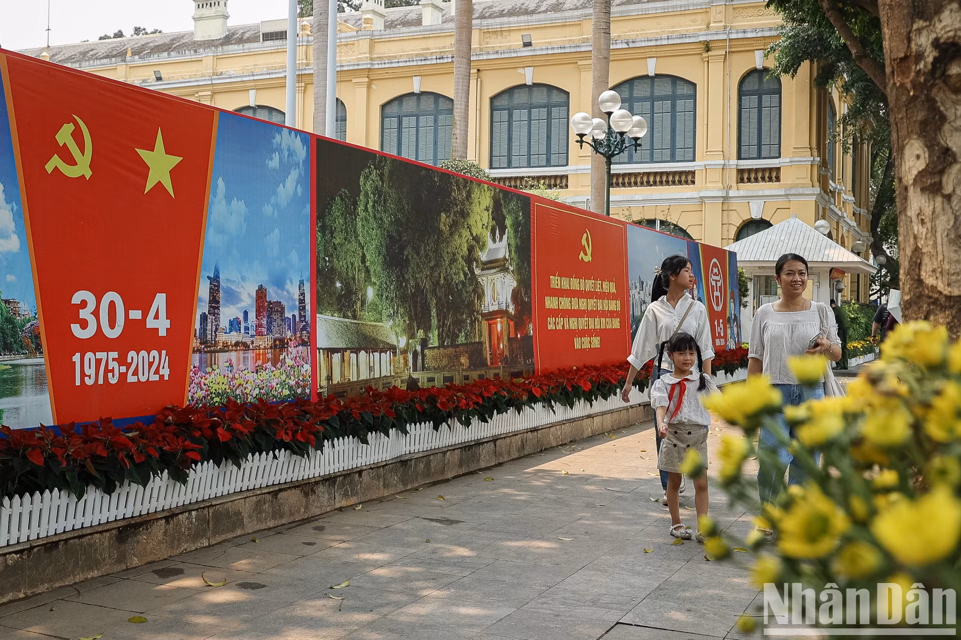 假期期间，许多家庭都会带着孩子去观光旅游，了解祖国和国家的历史。