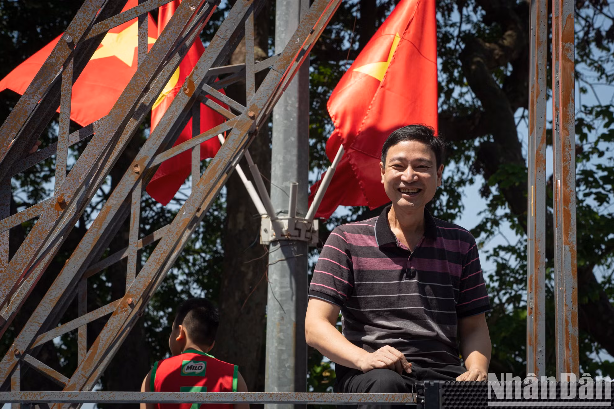 人民对在还剑湖步行街竖立的河内旗台和龙边桥等熟悉的形象感到兴奋。