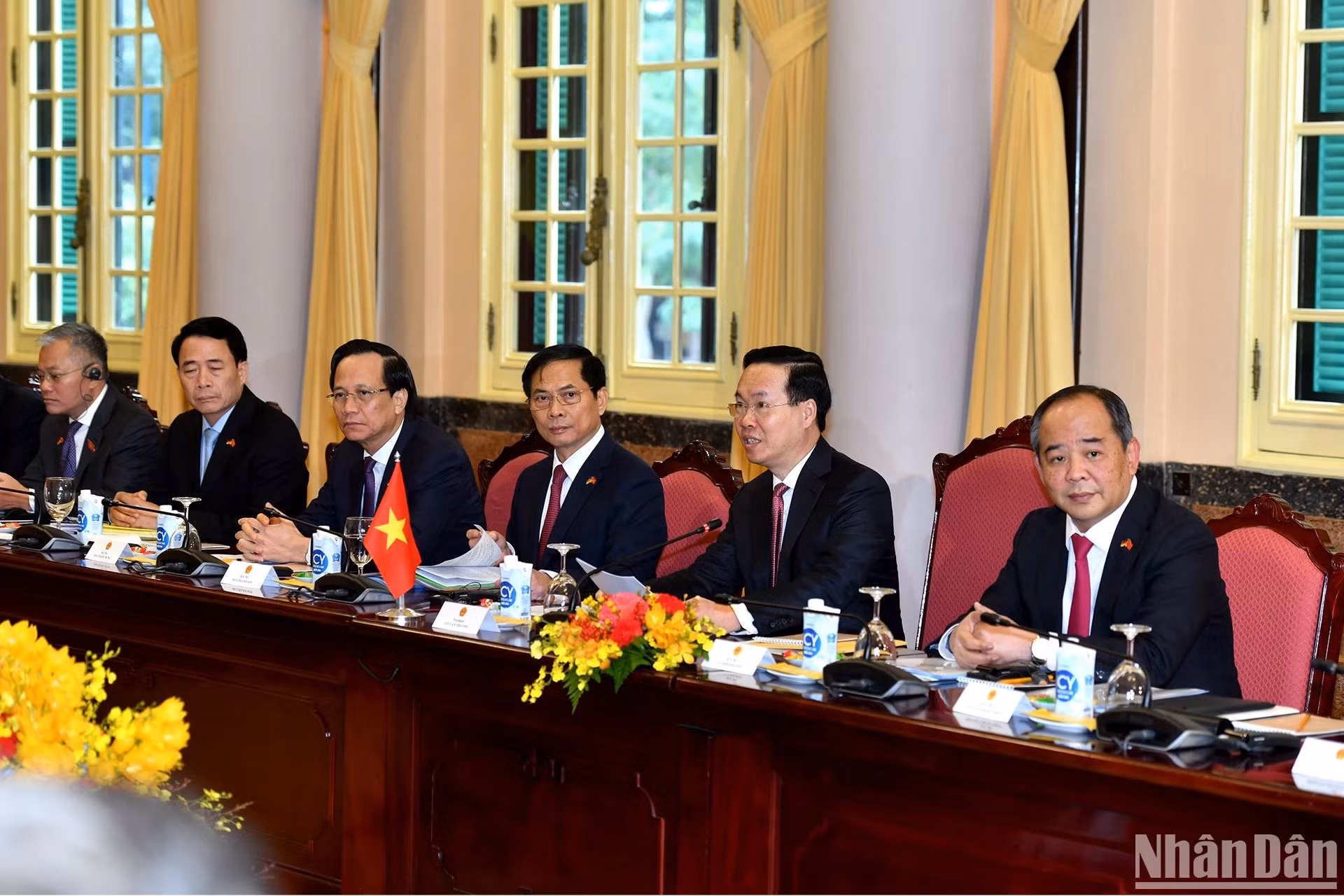 国家主席武文赏以及越南领导代表出席会谈。