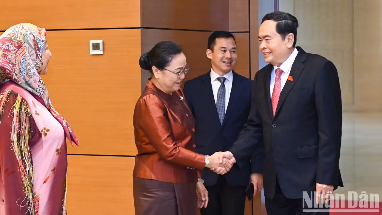 越南国会主席陈青敏与老挝驻越南大使坎葆·恩塔万。