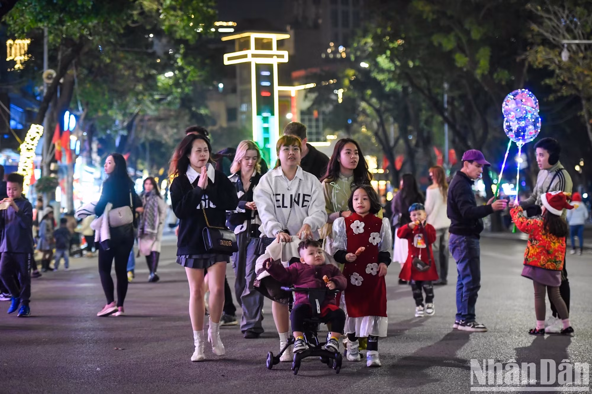 “每年我们都会一起去还剑湖看烟花喜迎新年。”住在巴亭郡玉河街的花女士分享到。