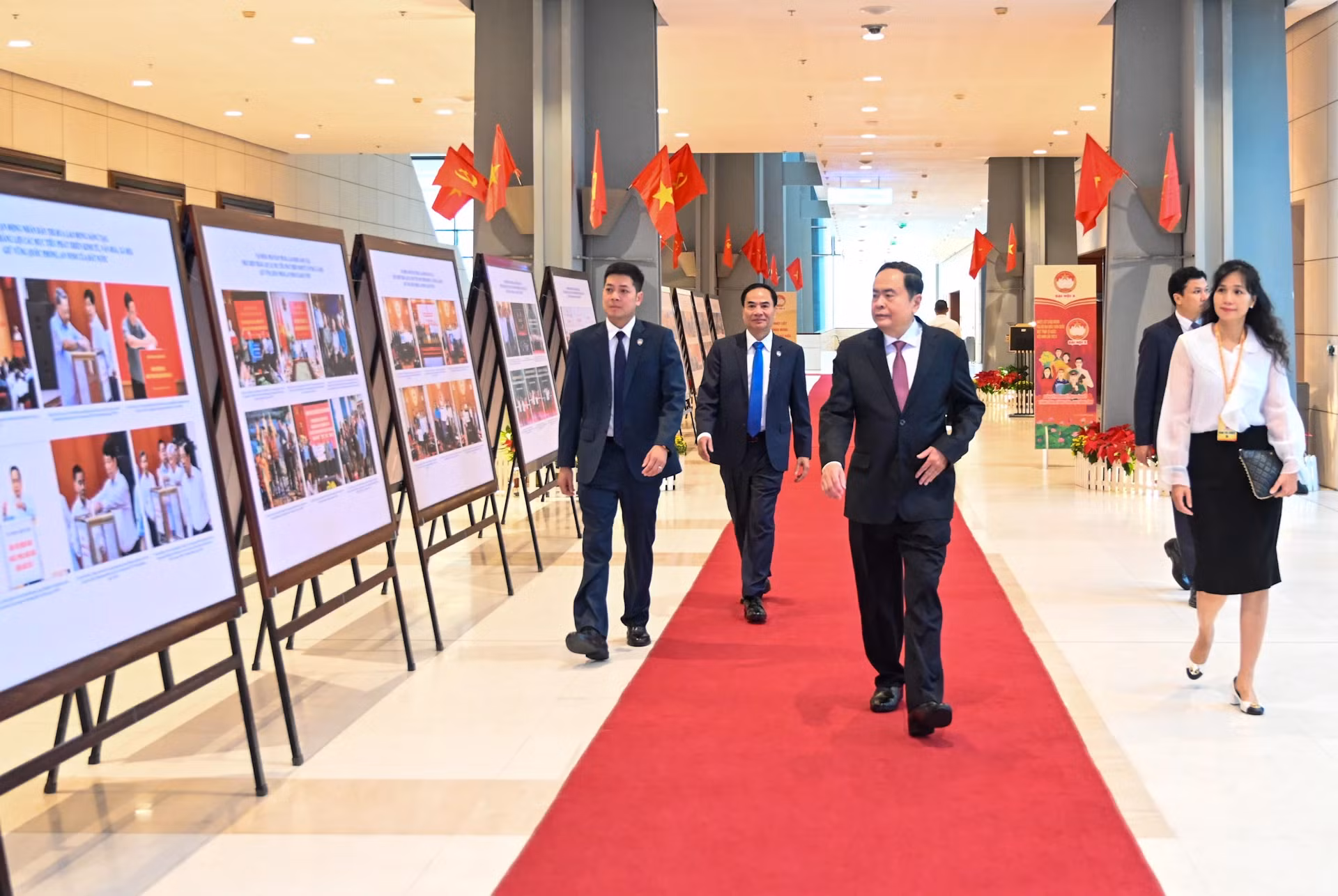 国会主席陈青敏出席大会。