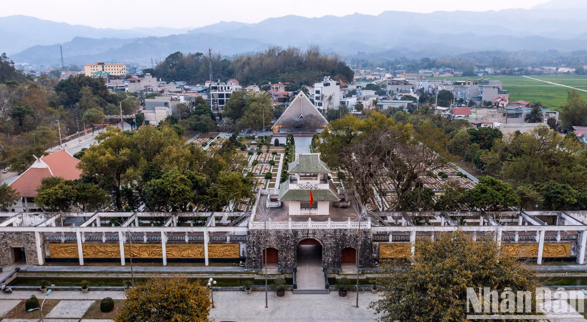 A1烈士陵园建于1958年，是在奠边府战役中牺牲战士的安息之地。