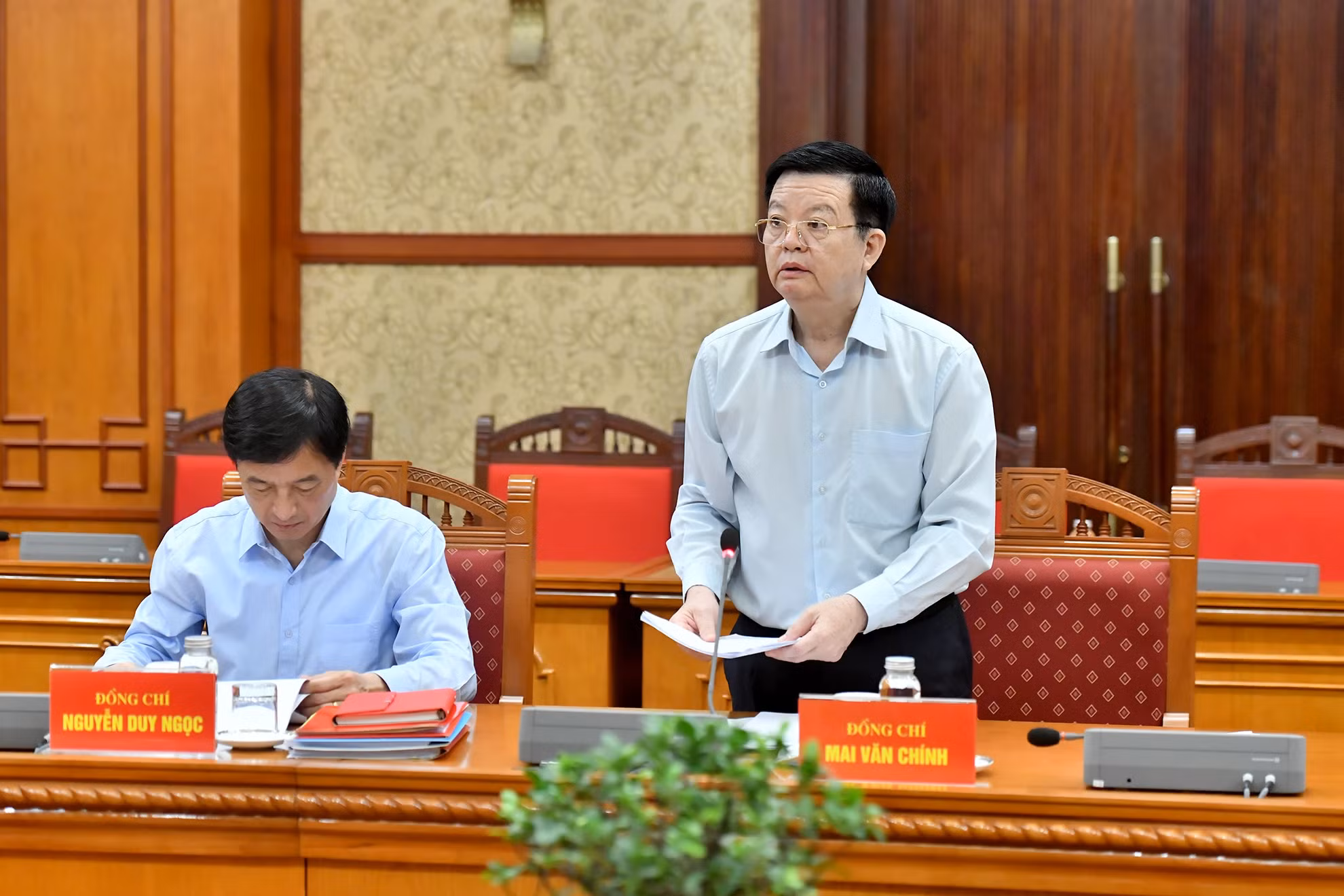 中央组织部常务副部长梅文正在会上作报告。
