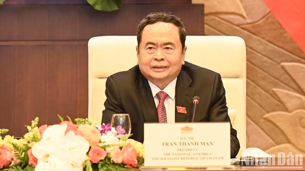 越南国会主席陈青敏在会上发表讲话。