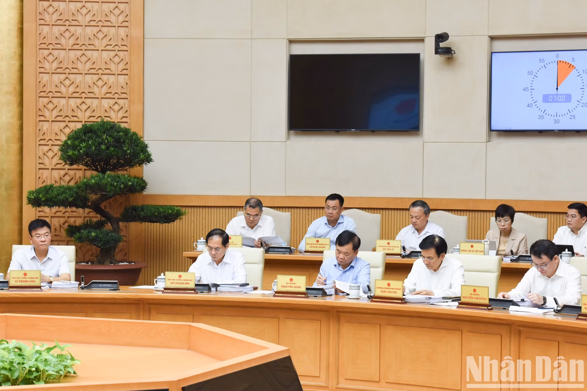 各位代表出席会议。