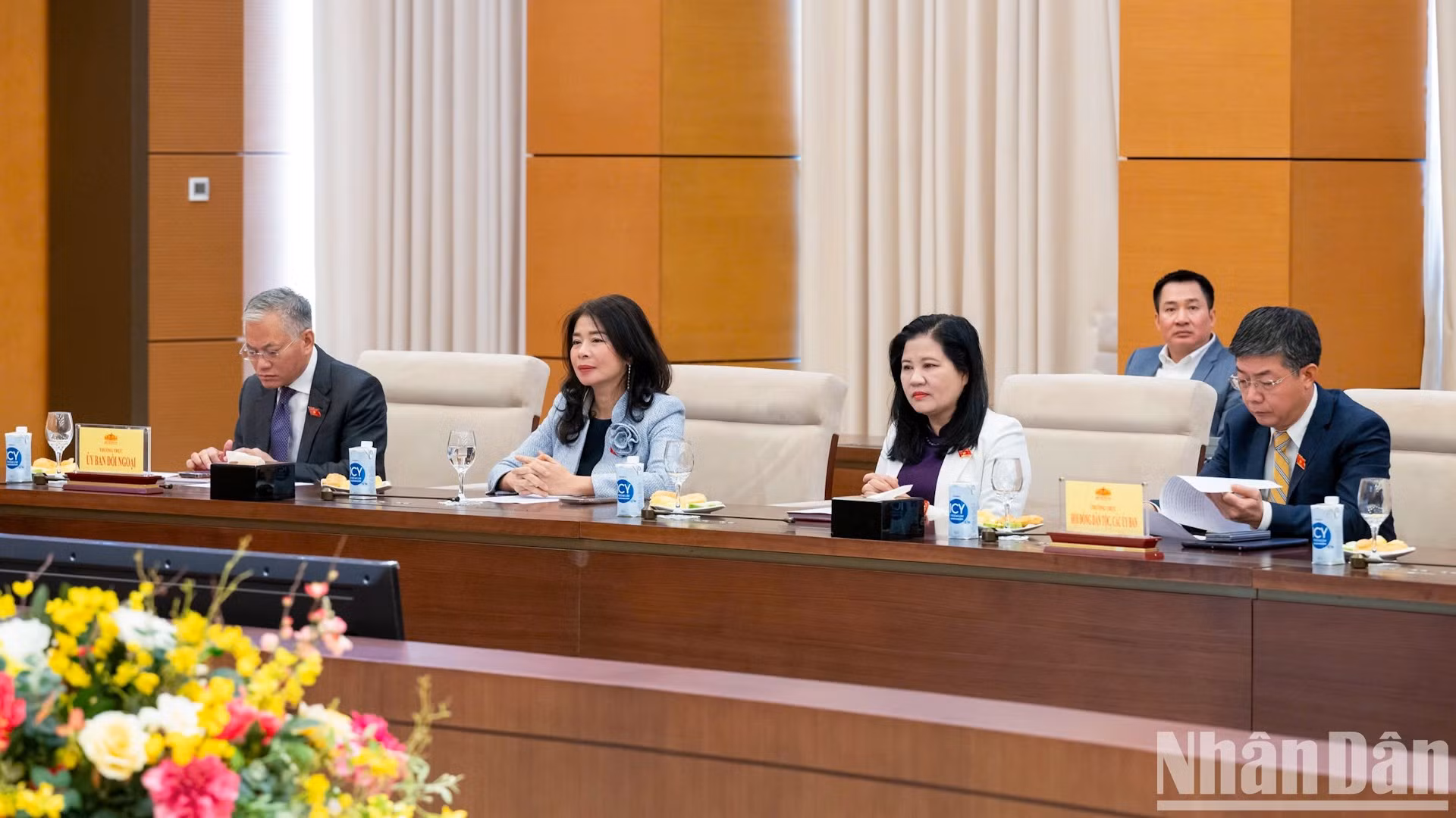 国会各机构领导出席会见。