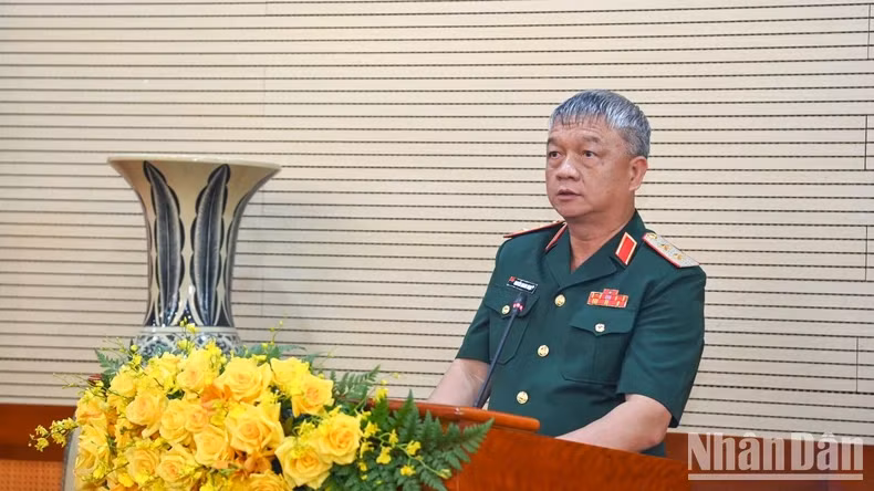 第三军区司令员阮光玉中将在工作会议上作报告。