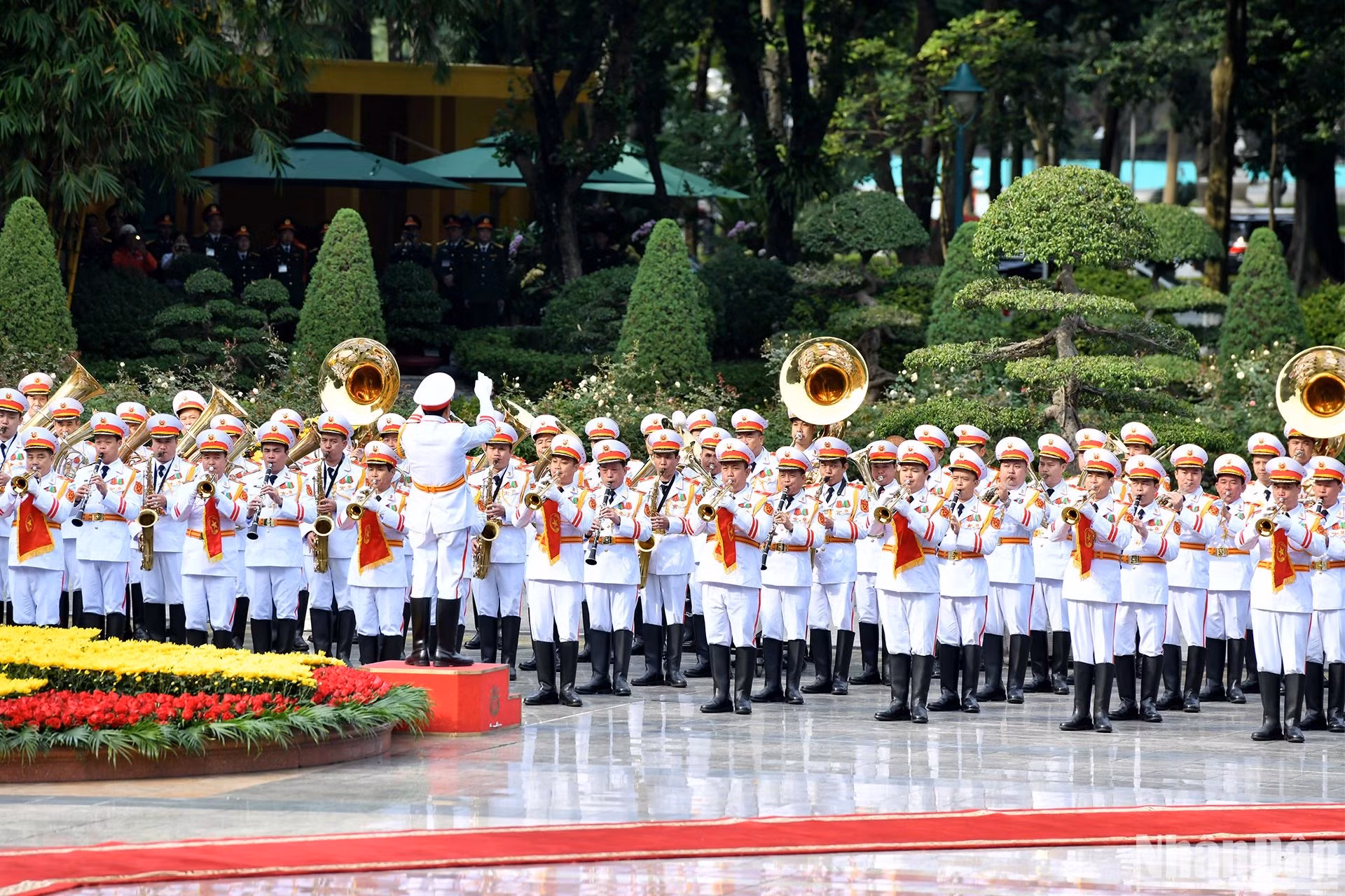欢迎仪式上军乐队奏越南社会主义共和国和德意志联邦共和国国歌。