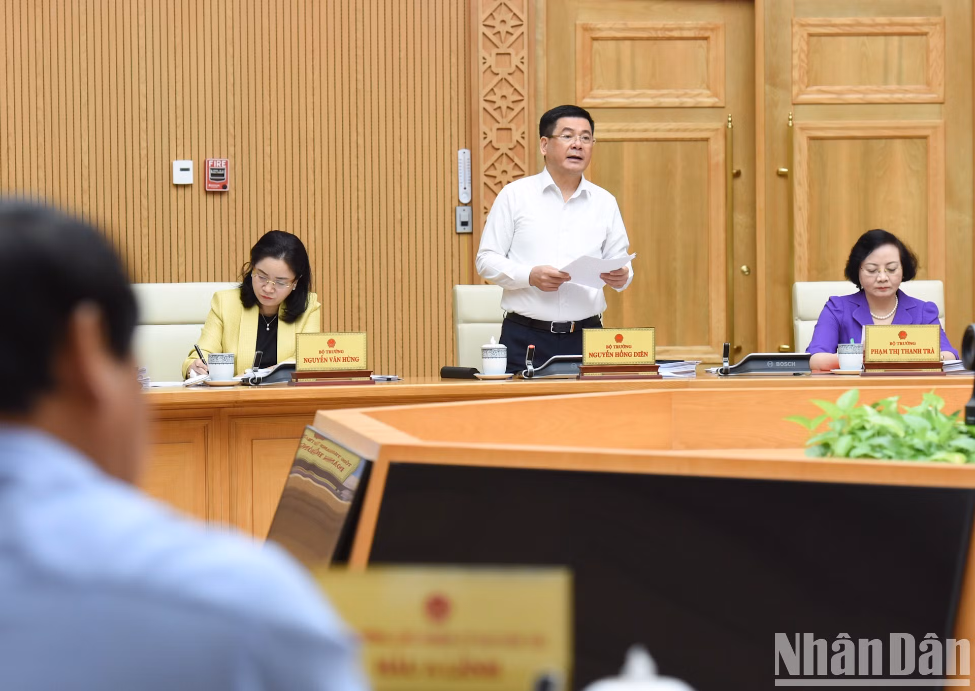 越南工贸部部长阮鸿延在会上发表讲话。