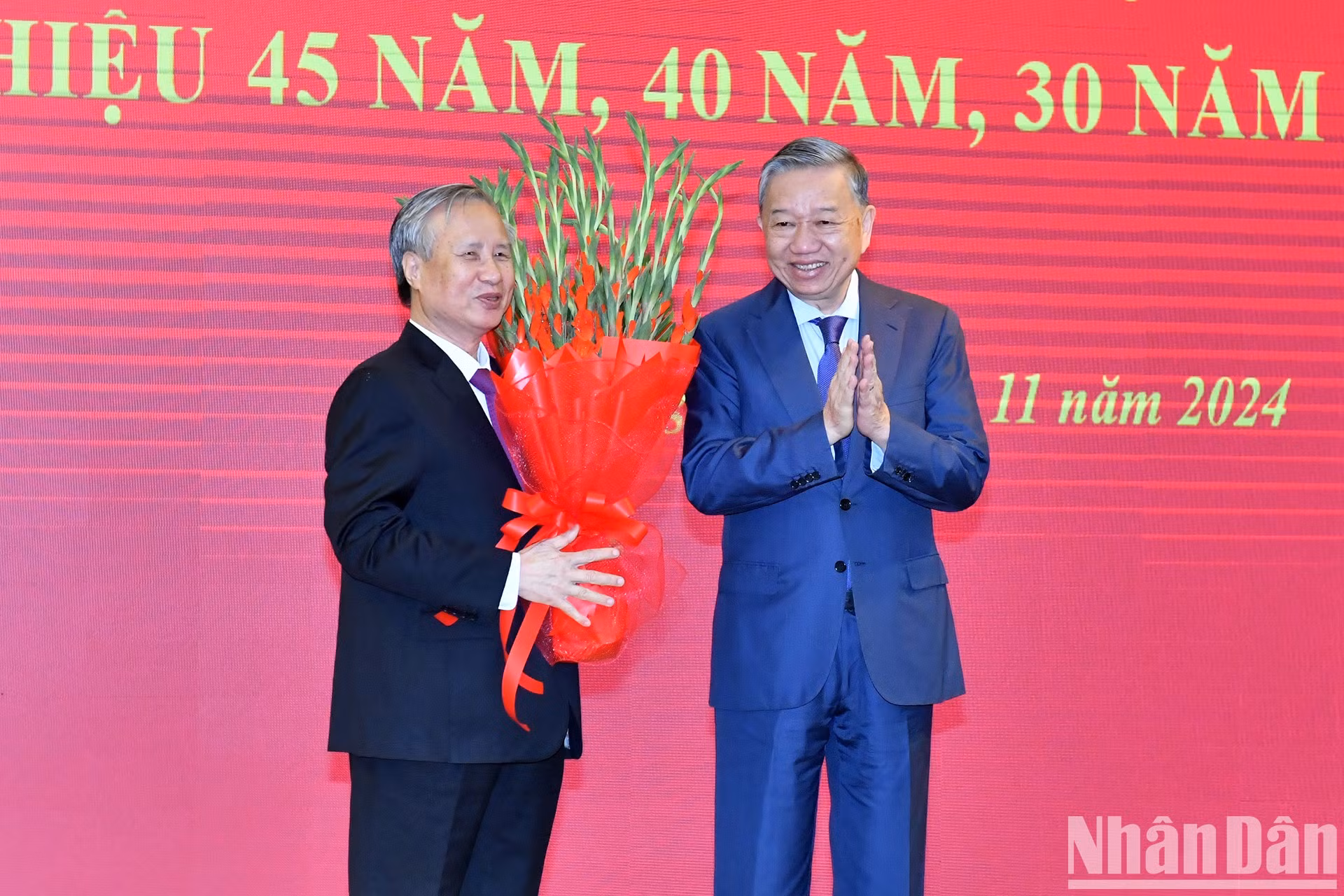 苏林总书记送花祝贺陈国旺同志。