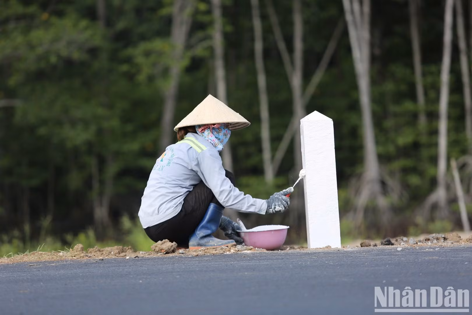 工人们正在完成路线的最后阶段。