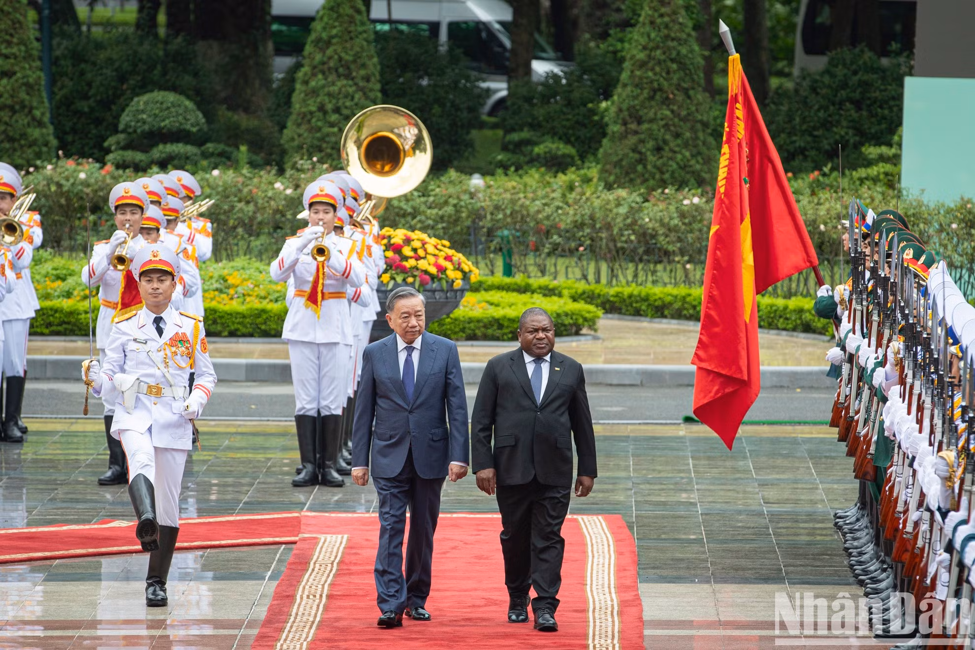 越共中央总书记、国家主席苏林与莫桑比克总统菲利佩·雅辛托·纽西检阅仪仗队。